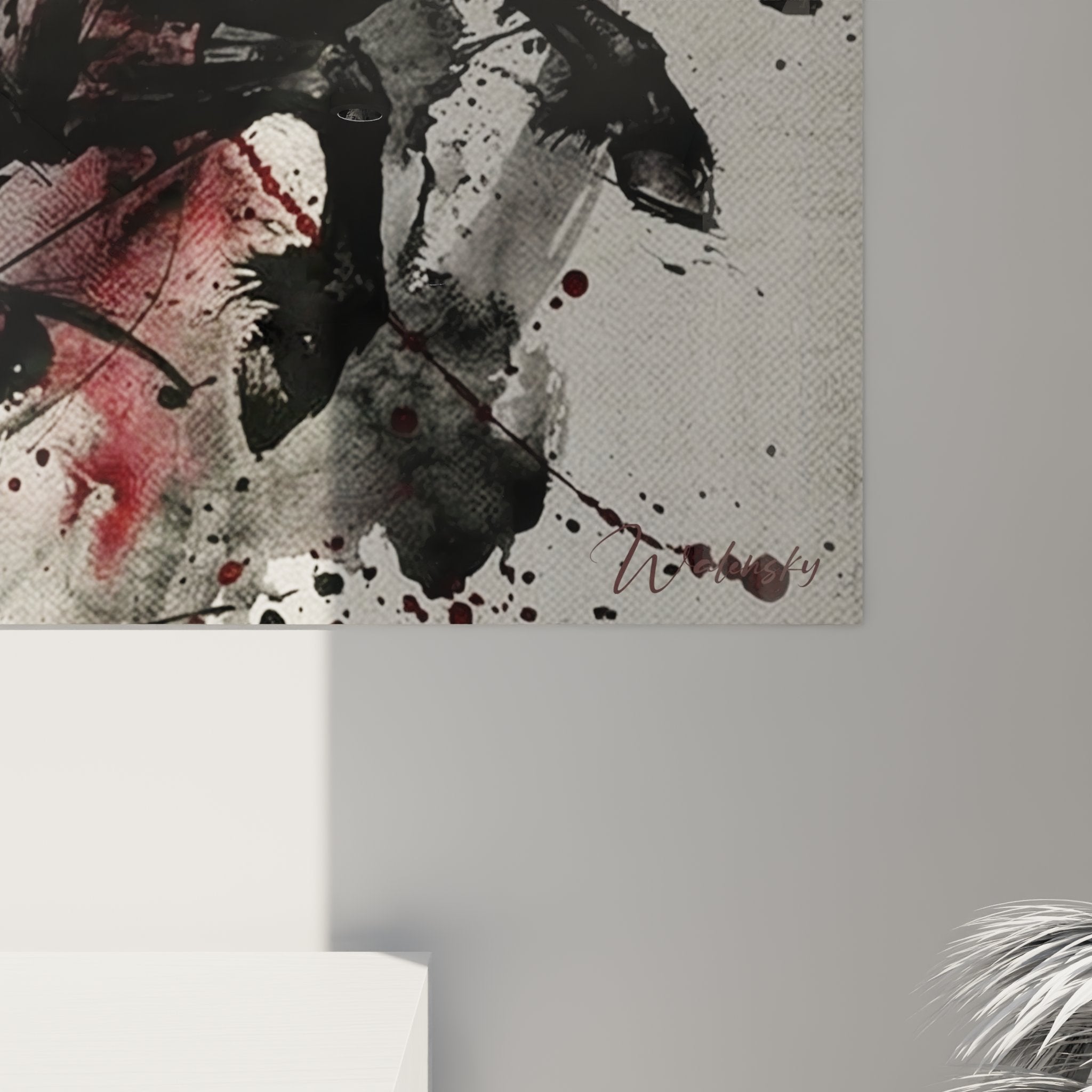 Panoramica del quadro cavallo astratto galoppo selvaggio in un interno arredato con gusto