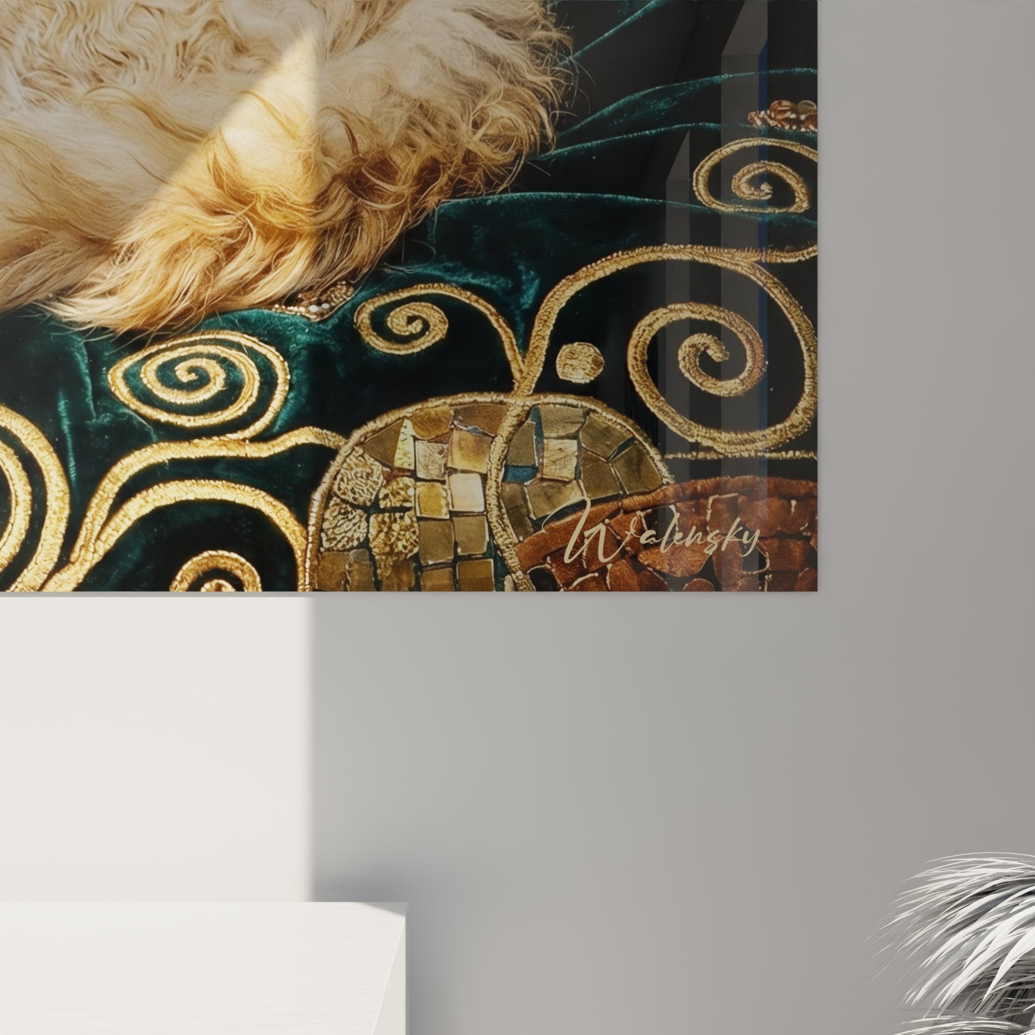 Vista d'insieme della tela murale gatto LaPerm in salotto contemporaneo con decorazione artistica orientale