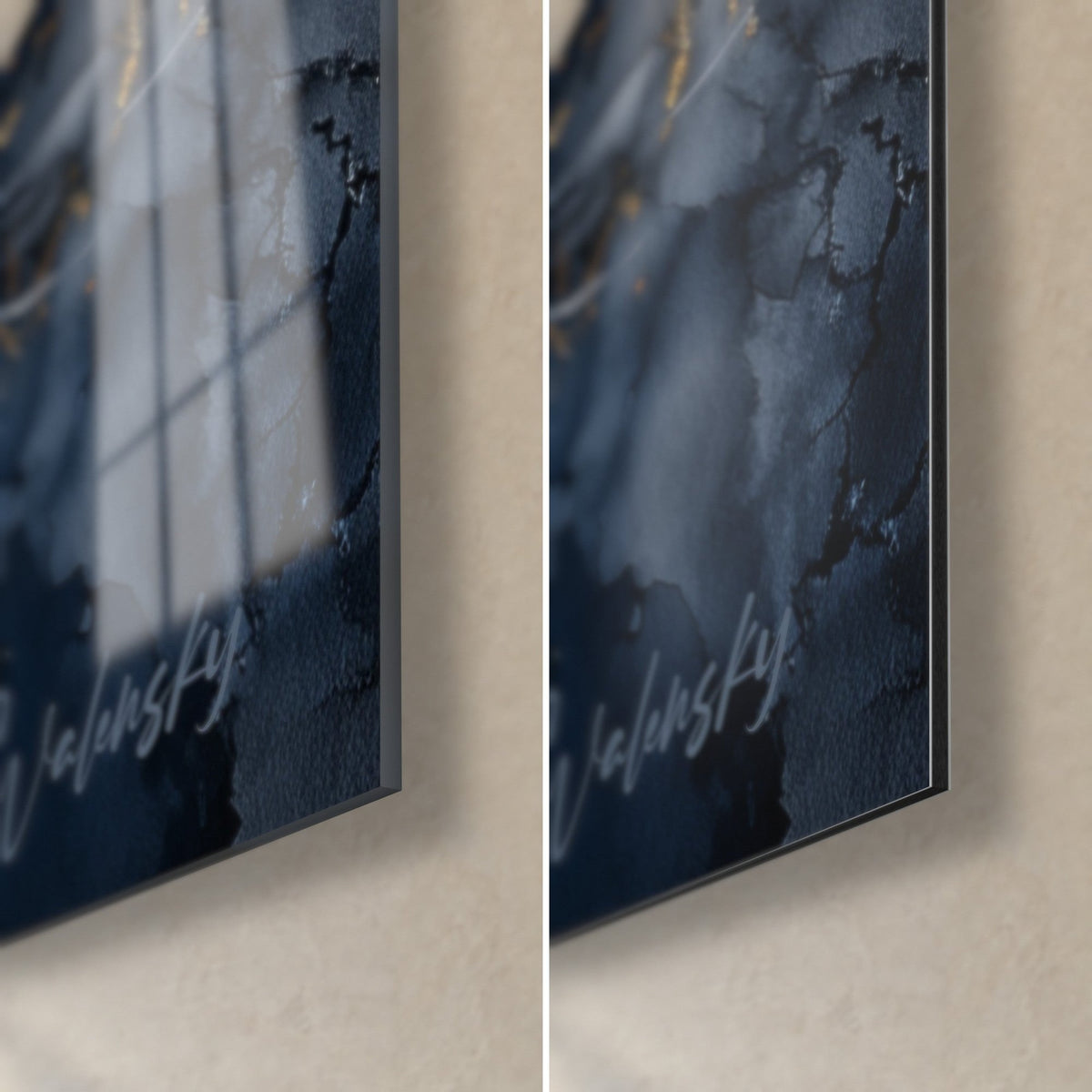 Tableau chat bleu nuit tracé d'or, coin bas droit : verre acrylique brillant reflétant la fenêtre, alu Dibond noir mat et tranche de 3 mm