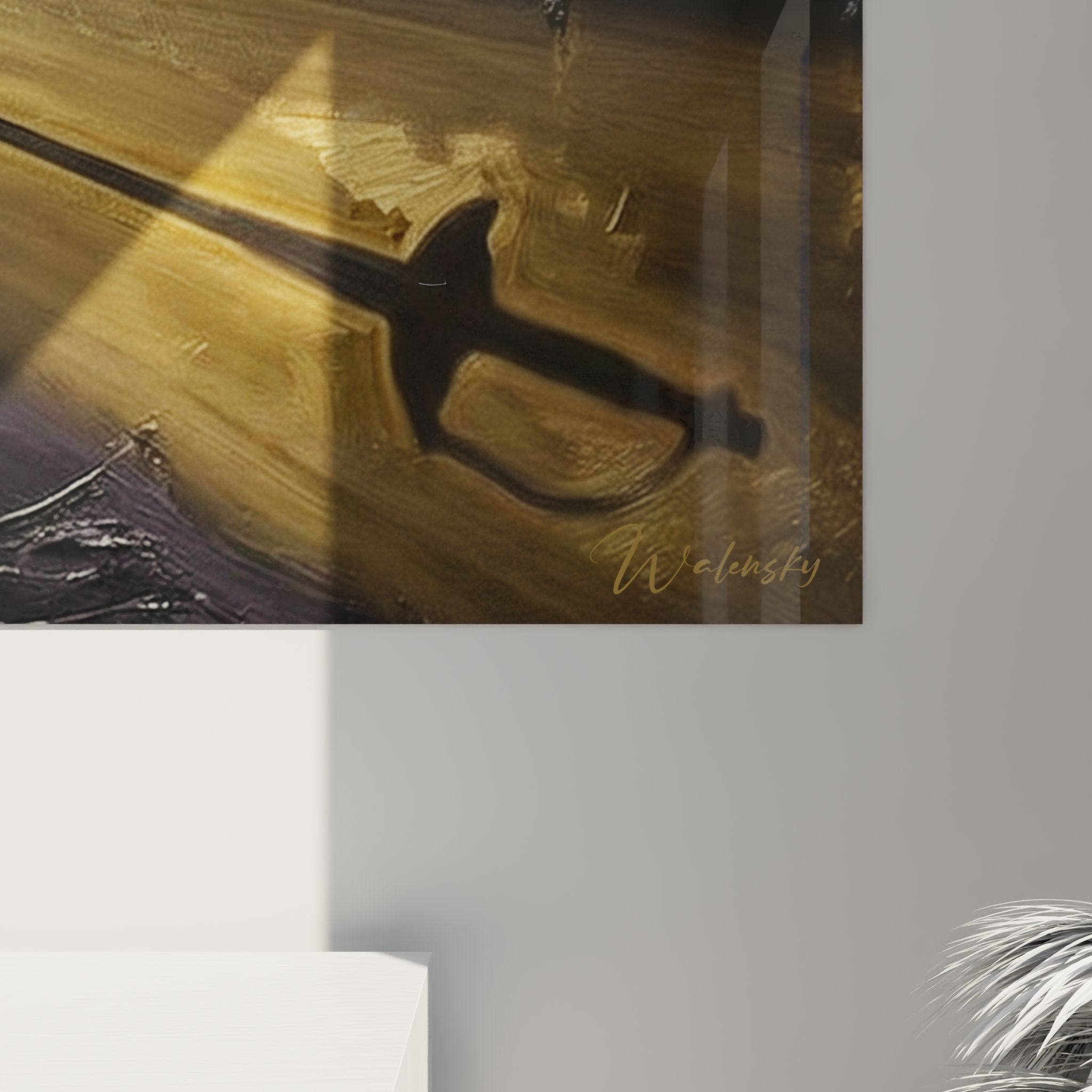 Vue d'ensemble tableau épée dorée - œuvre d'art murale escrime dans salon moderne avec éclairage