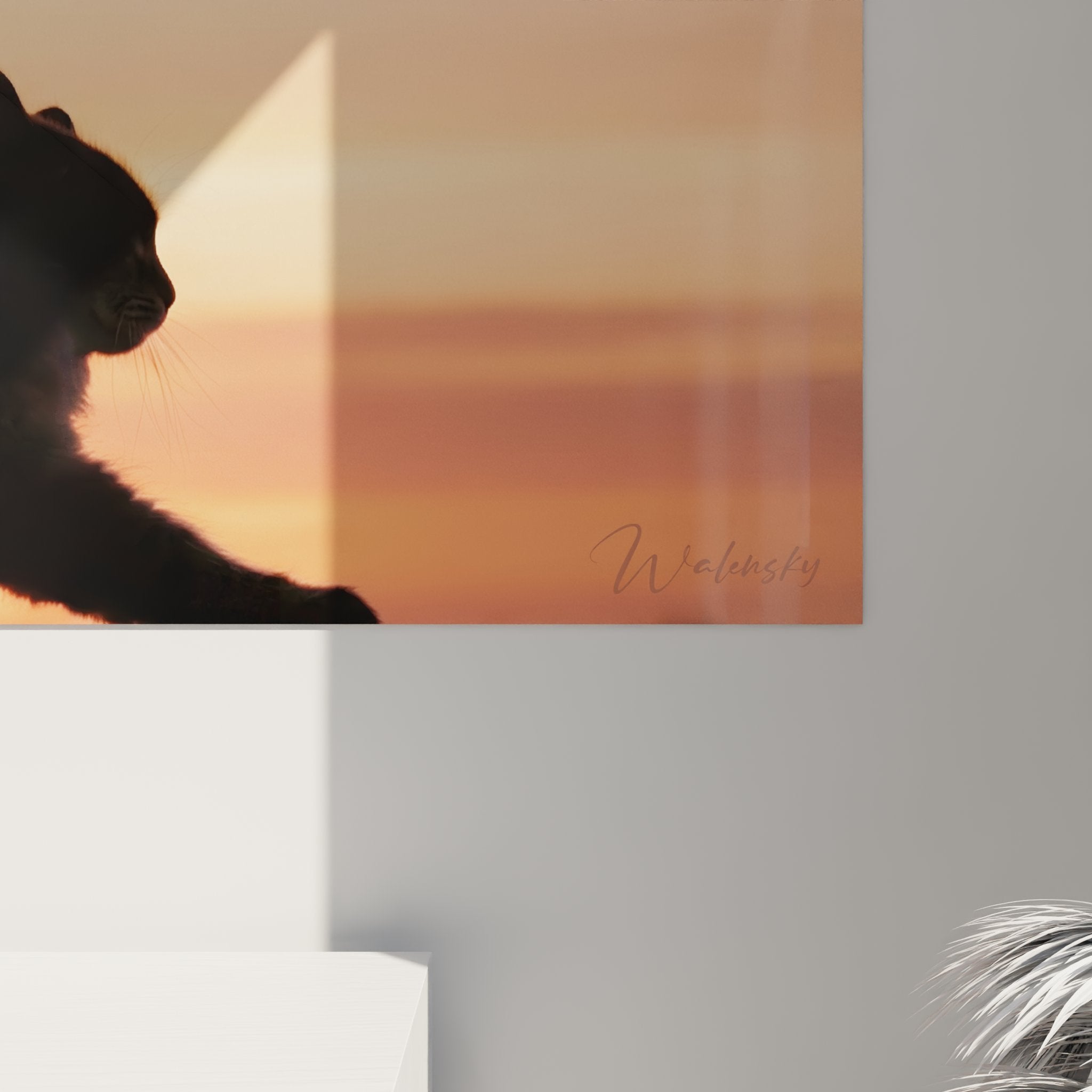 Panoramica del quadro silhouetta gatto in un interno contemporaneo con illuminazione soffusa