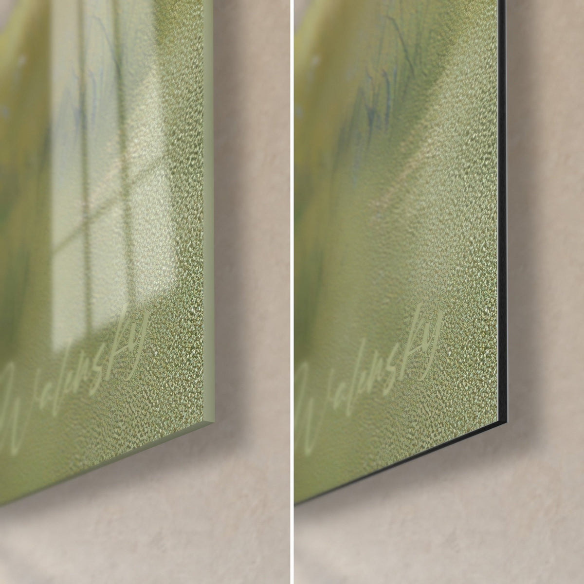 Tableau cabane de montagne et pelouse vert tendre, coin bas droit : verre brillant à gauche, Dibond noir mat à droite, tranche de 3 mm