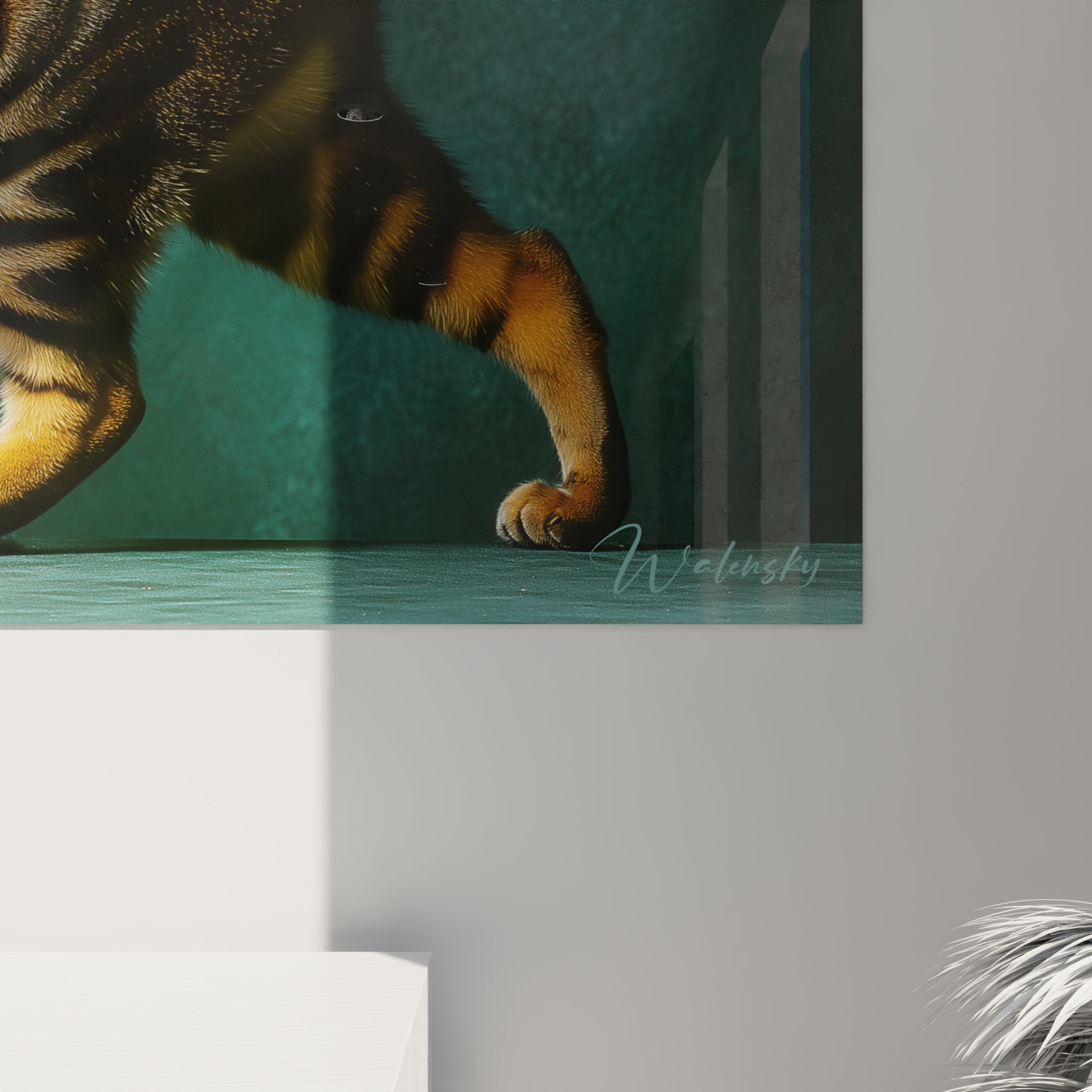Übersicht Wandbild Katze Toyger in modernem Interieur mit sanfter Umgebungsbeleuchtung