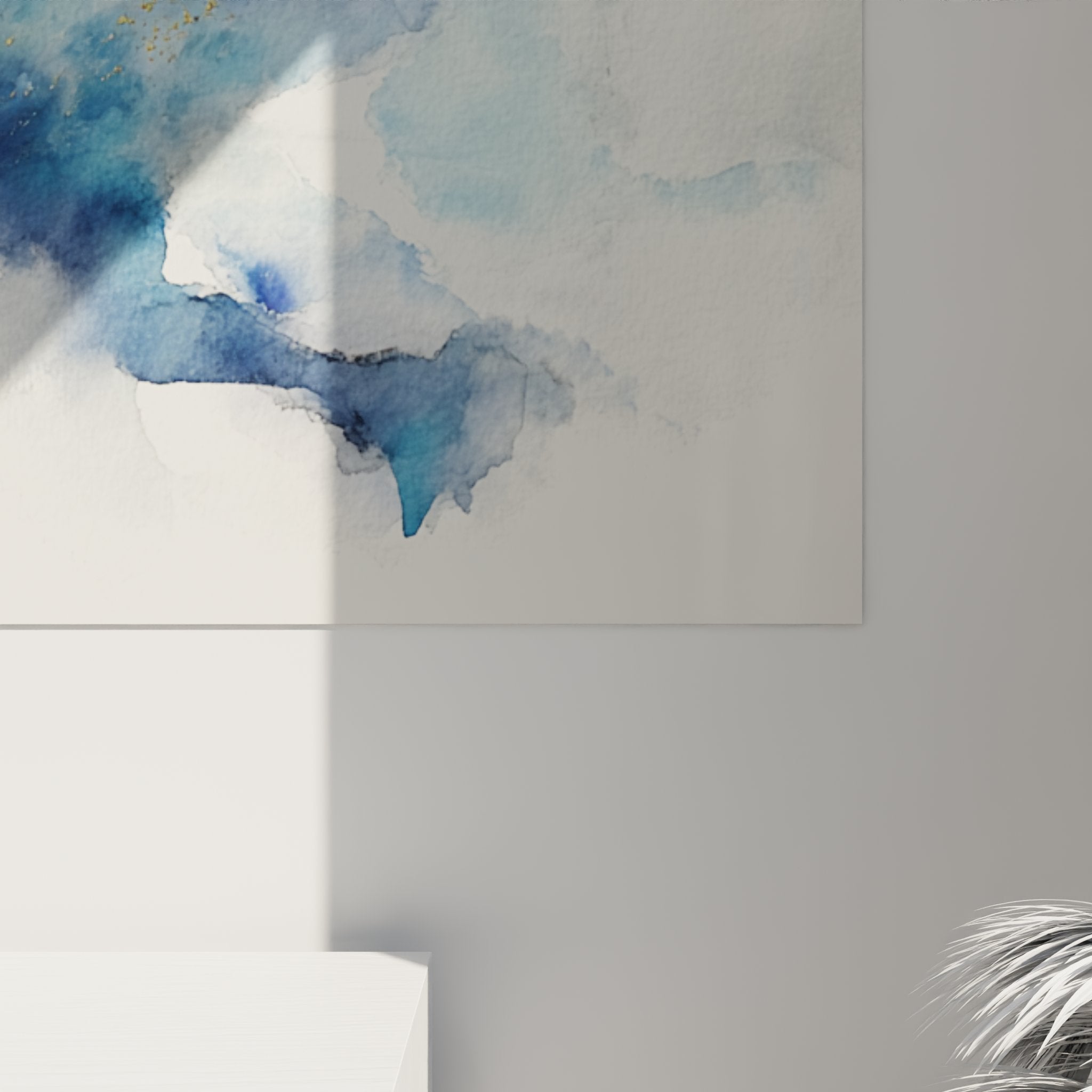 Vue d'ensemble du tableau abstrait aquarelle bleue dans un intérieur design et épuré