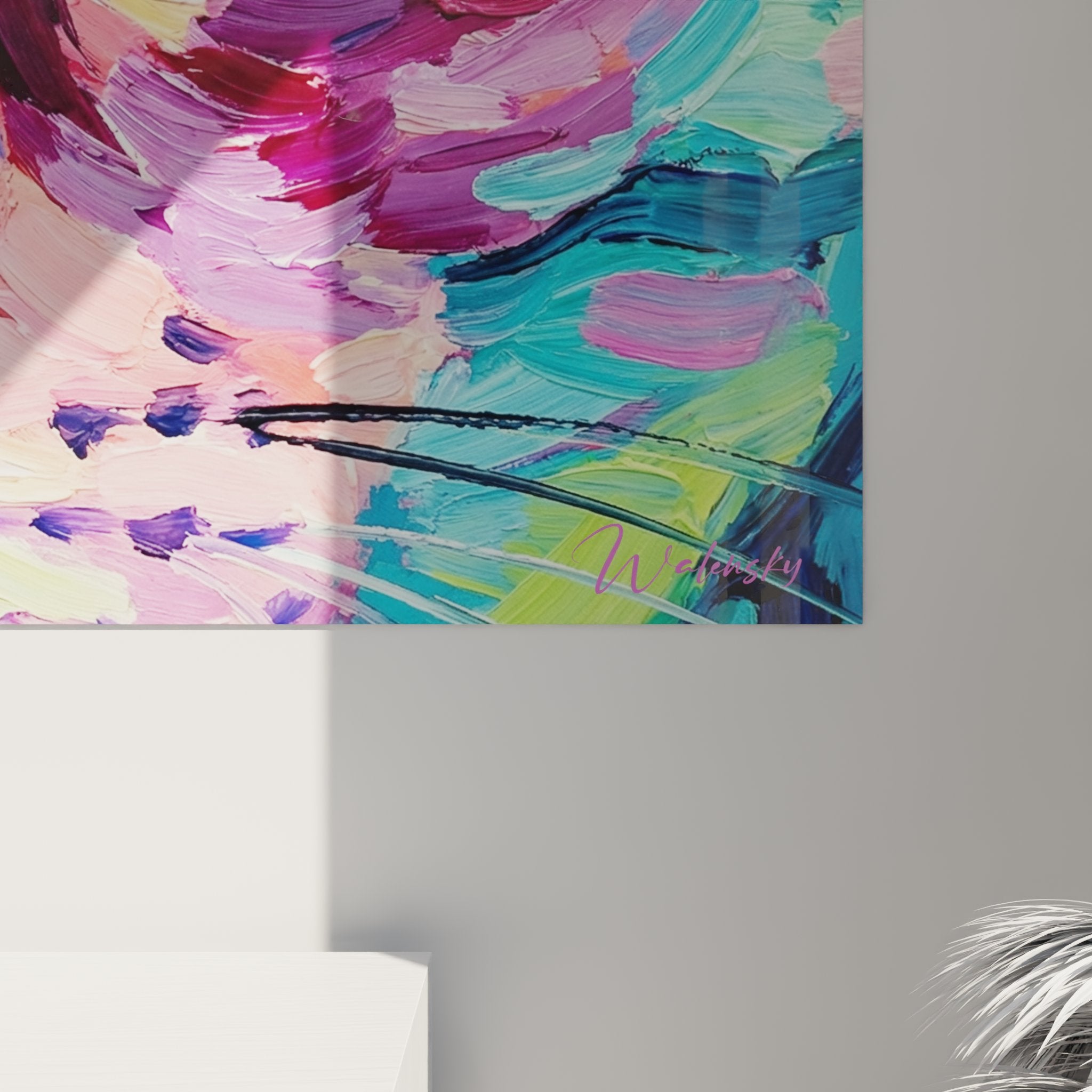 Übersichtsansicht des Gemäldes Katze mit grünen Augen in einem zeitgenössischen Wohnzimmer, dekorative Inszenierung