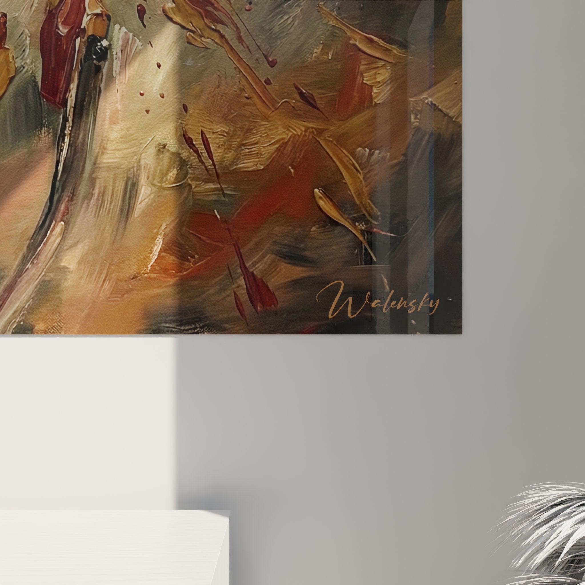 Vue d'ensemble œuvre d'art archer expressionniste accrochée au mur avec éclairage d'ambiance tamisé