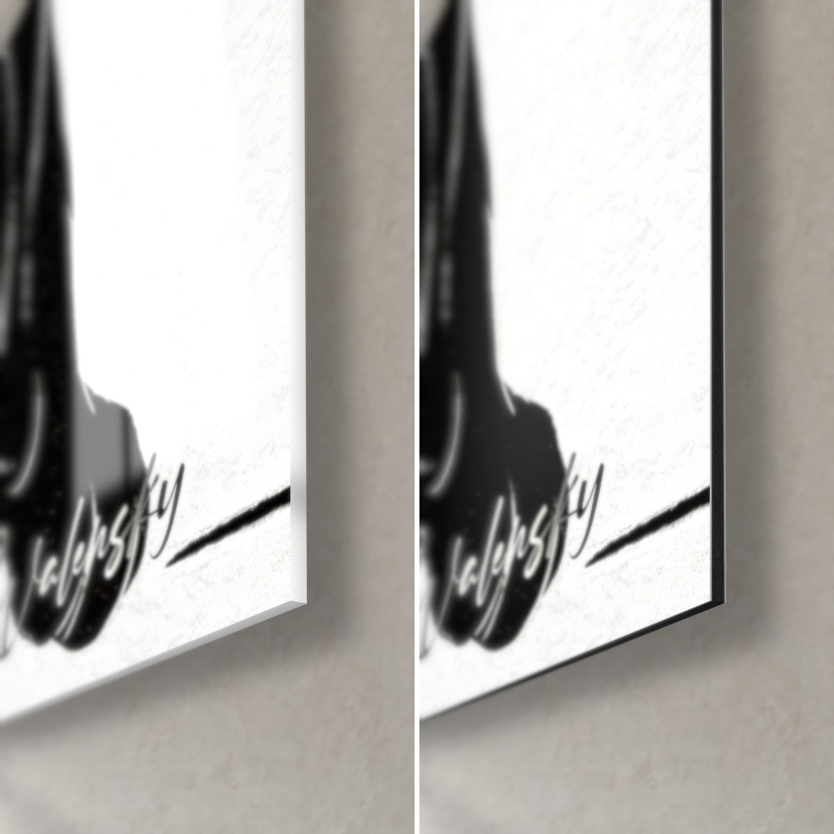 Cuadro pantera doméstica negra, pata y firma blanca en la esquina, cristal acrílico brillante que refleja a la izquierda, aluminio Dibond negro mate a la derecha