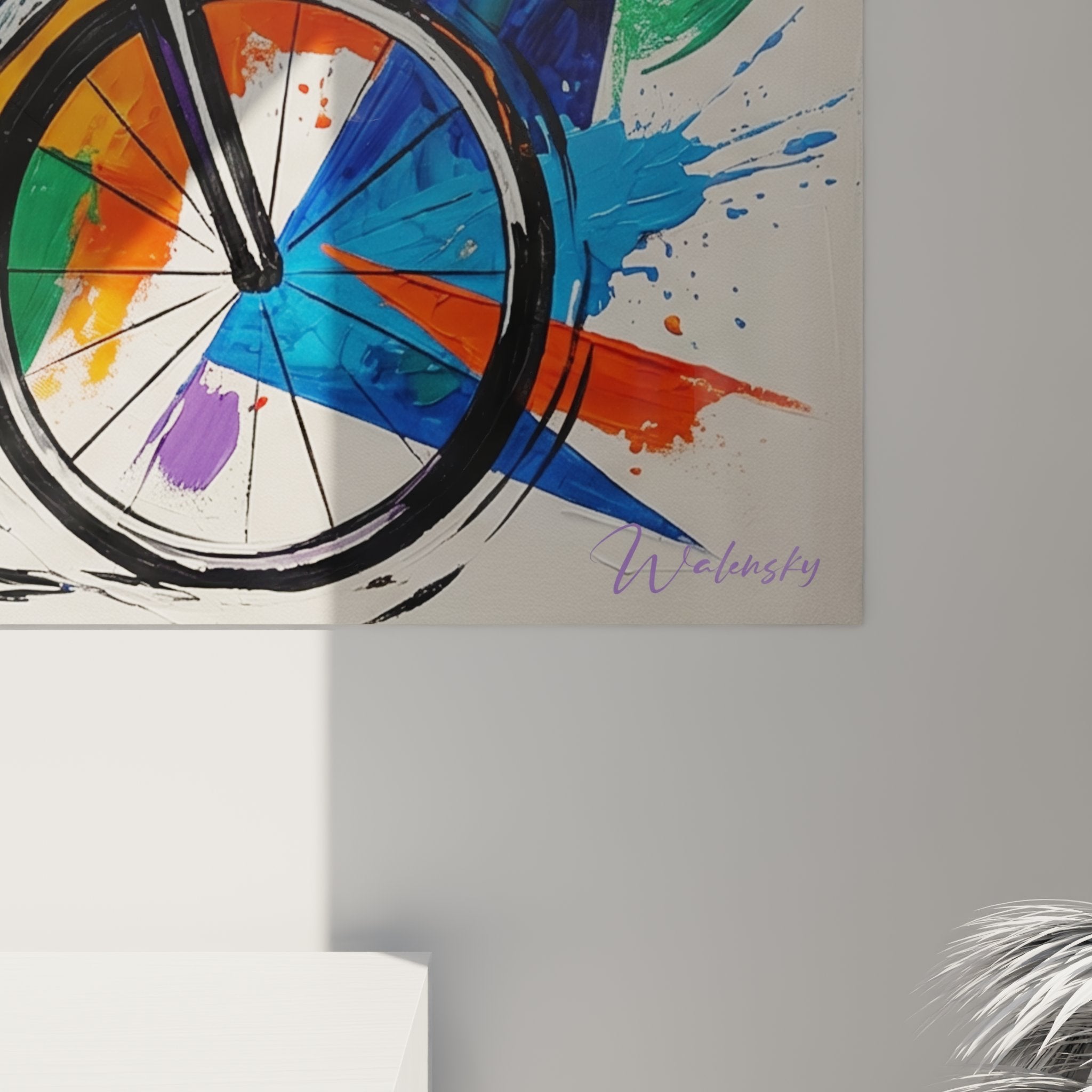 Überblick über das abstrakte Fahrrad-Kunstwerk in einem modernen Wohnzimmer mit Sofa und Design-Dekoration