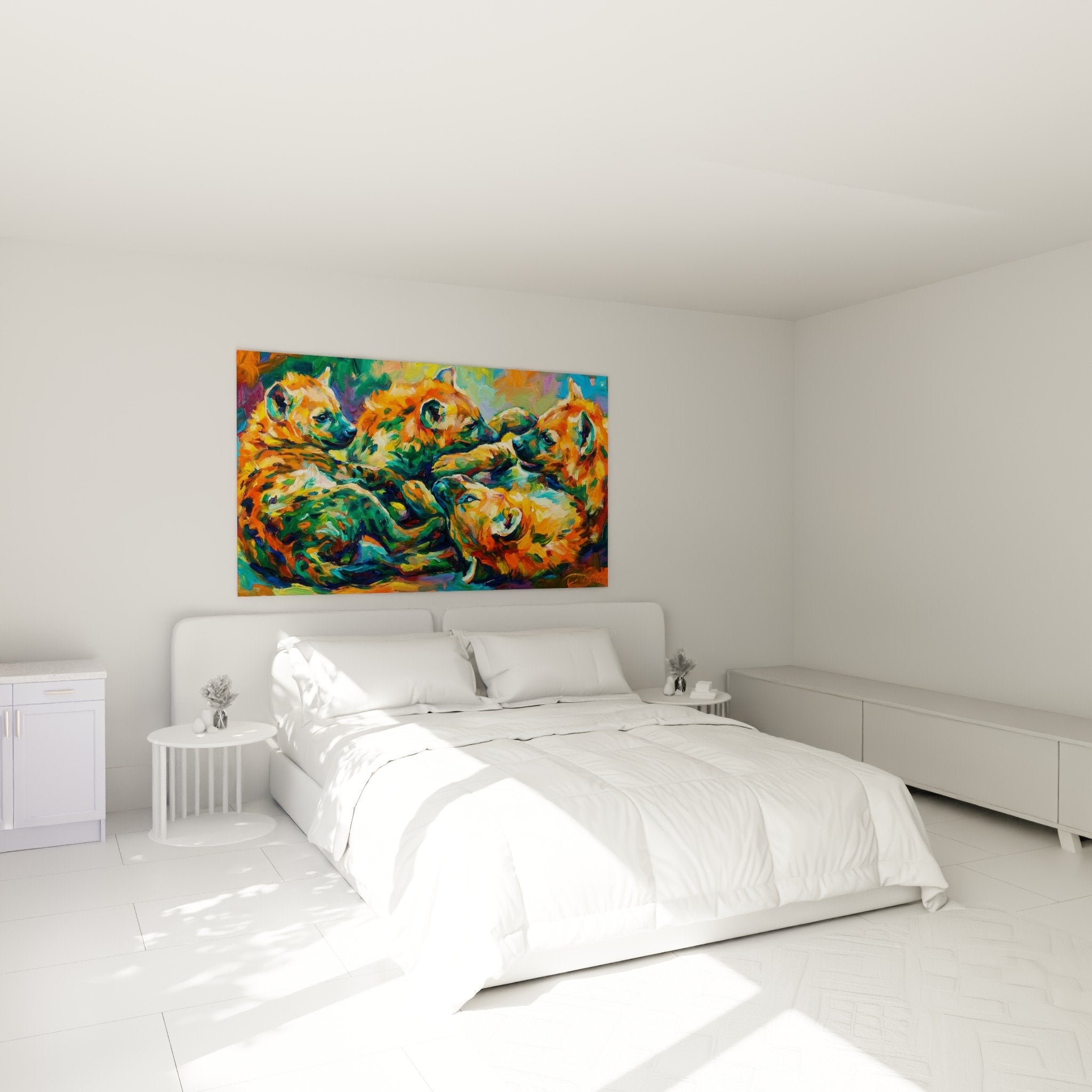 Hyènes aux couleurs vibrantes orange et vert exposées dans une chambre moderne aux murs clairs