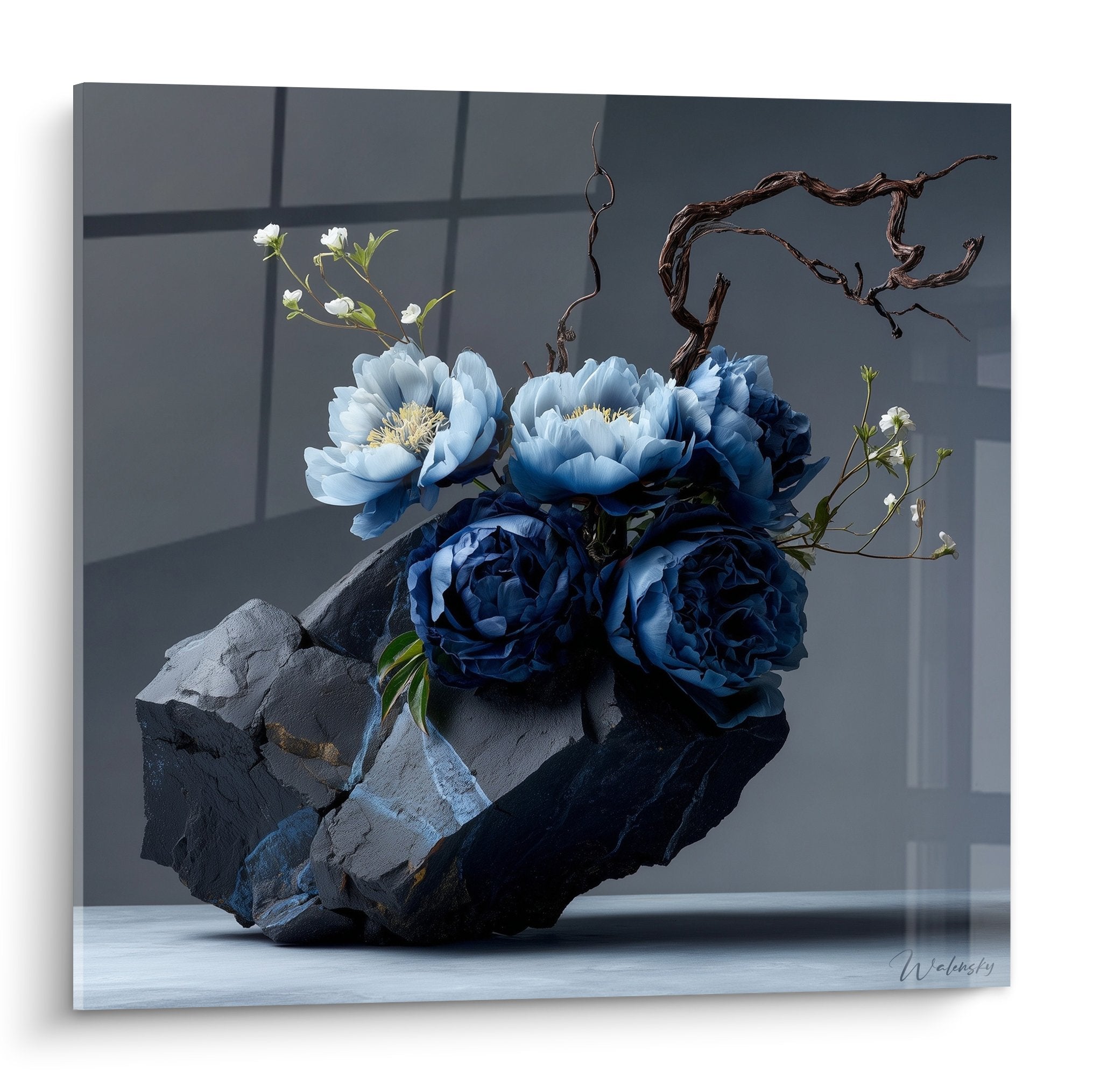 Composition Ikebana pivoines bleues roche volcanique branches torsadées art floral japonais zen