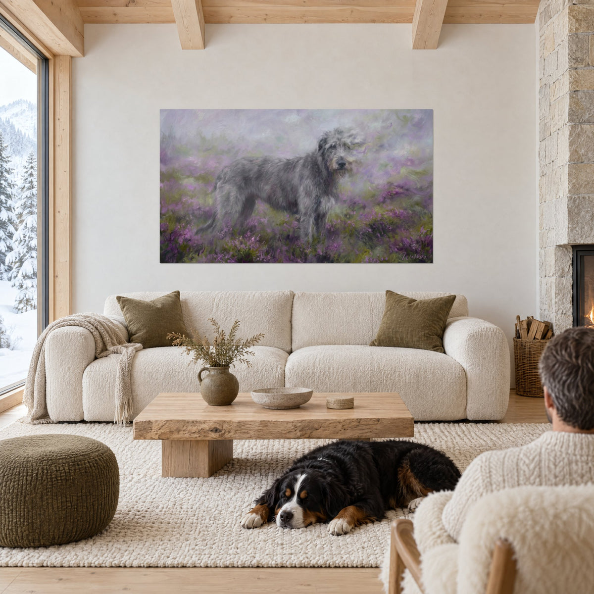 Gemälde eines Irischen Wolfshunds mit perlgrauem Fell im violetten Heidekraut, schwarz-weißer Hund liegend über einem Sofa in einem hellen Wohnzimmer