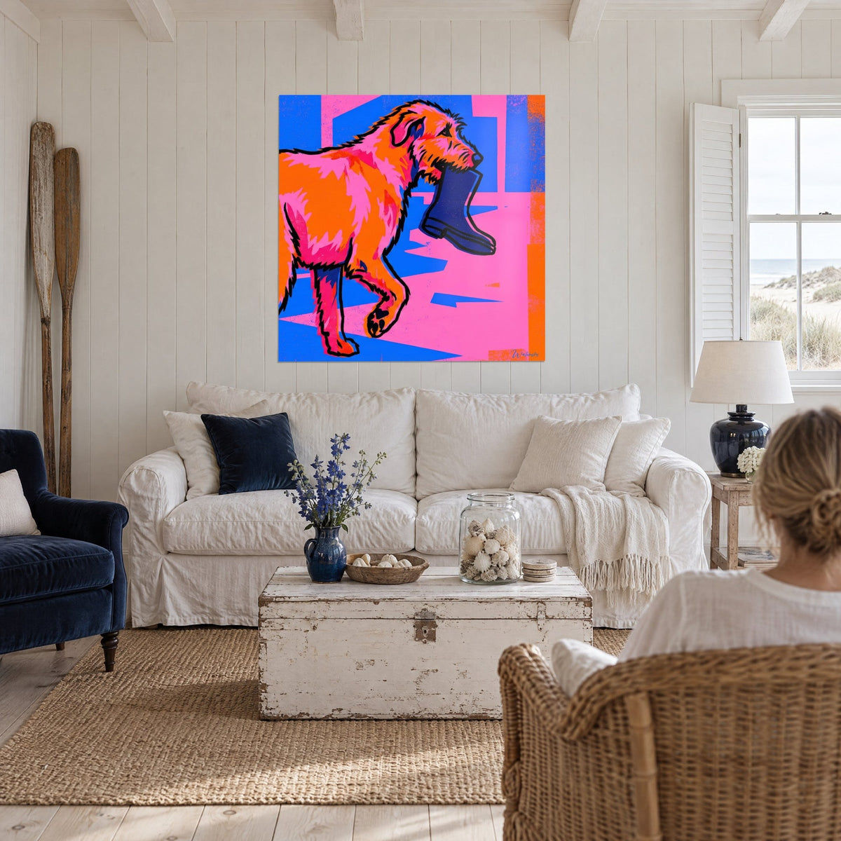 Gemälde Pop-Art-Irischer-Setter-Hund in Rot, der einen marineblauen Stiefel im Maul hält, rosa und blauer Hintergrund, über einem Sofa in einem hellen Wohnzimmer