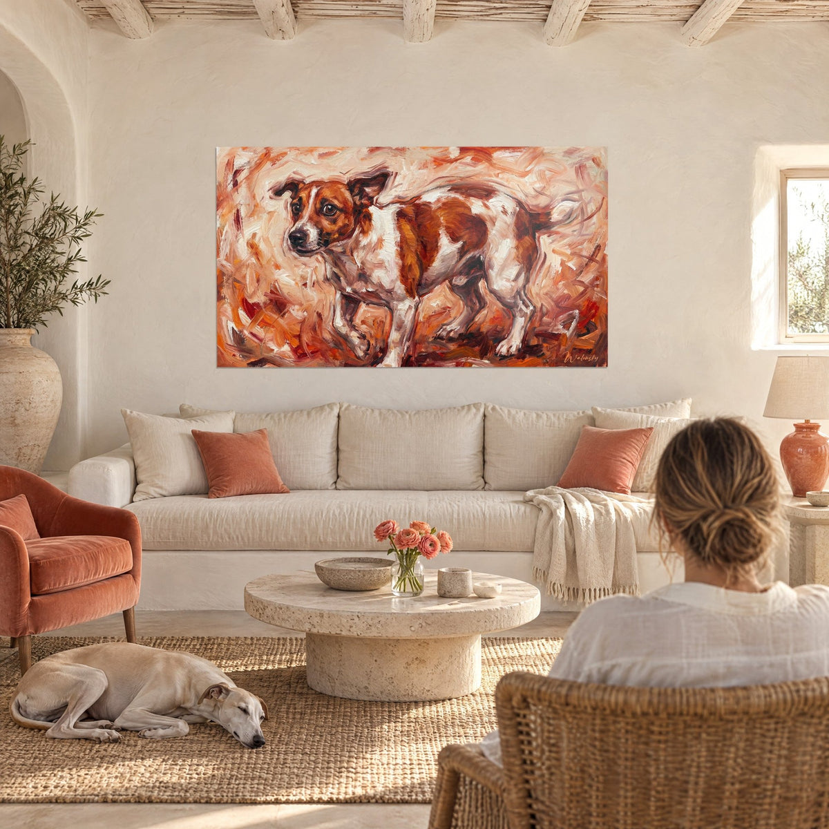 Tableau jack russel roux et blanc, regard inquiet, coups de pinceau orangés, au-dessus d'un canapé dans un salon lumineux