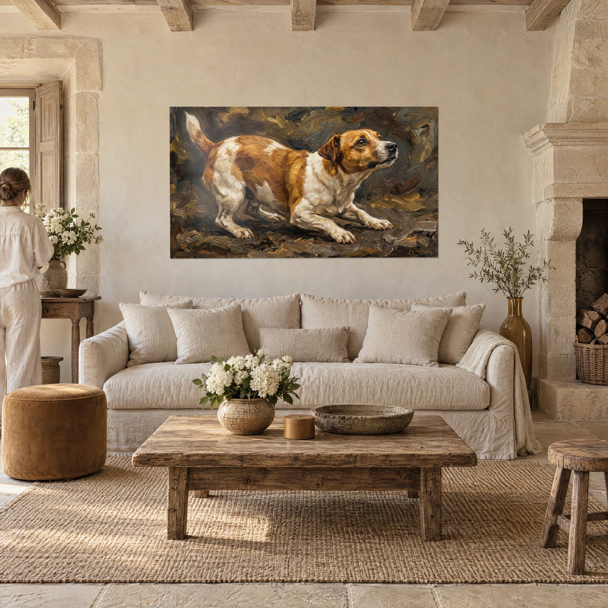 Tableau Jack Russel terrier ocre et blanc, museau levé, à la peinture épaisse, au-dessus d'un canapé dans un salon lumineux