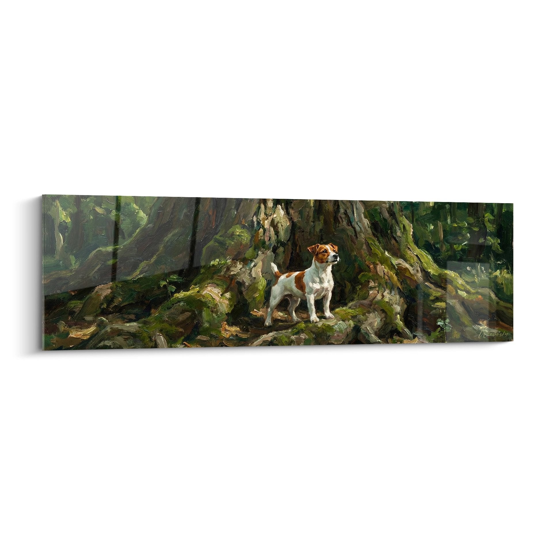 Jack Russel Terrier blanc et roux pose sur tronc moussu dans foret verte luxuriante lumiere doree filtree