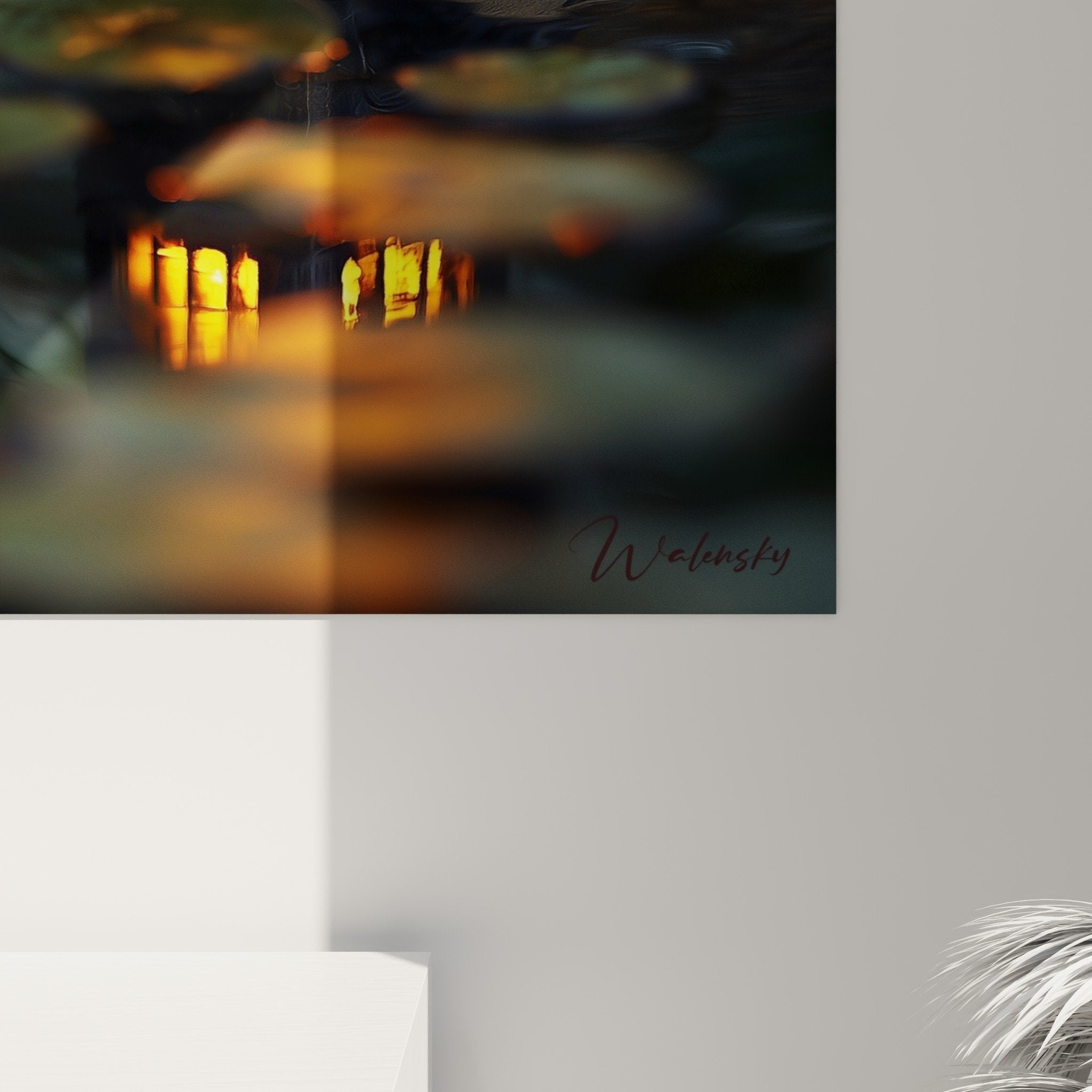 Vue d'ensemble jardin zen nocturne avec lanterne illuminée, lotus roses et végétation verte en arrière-plan