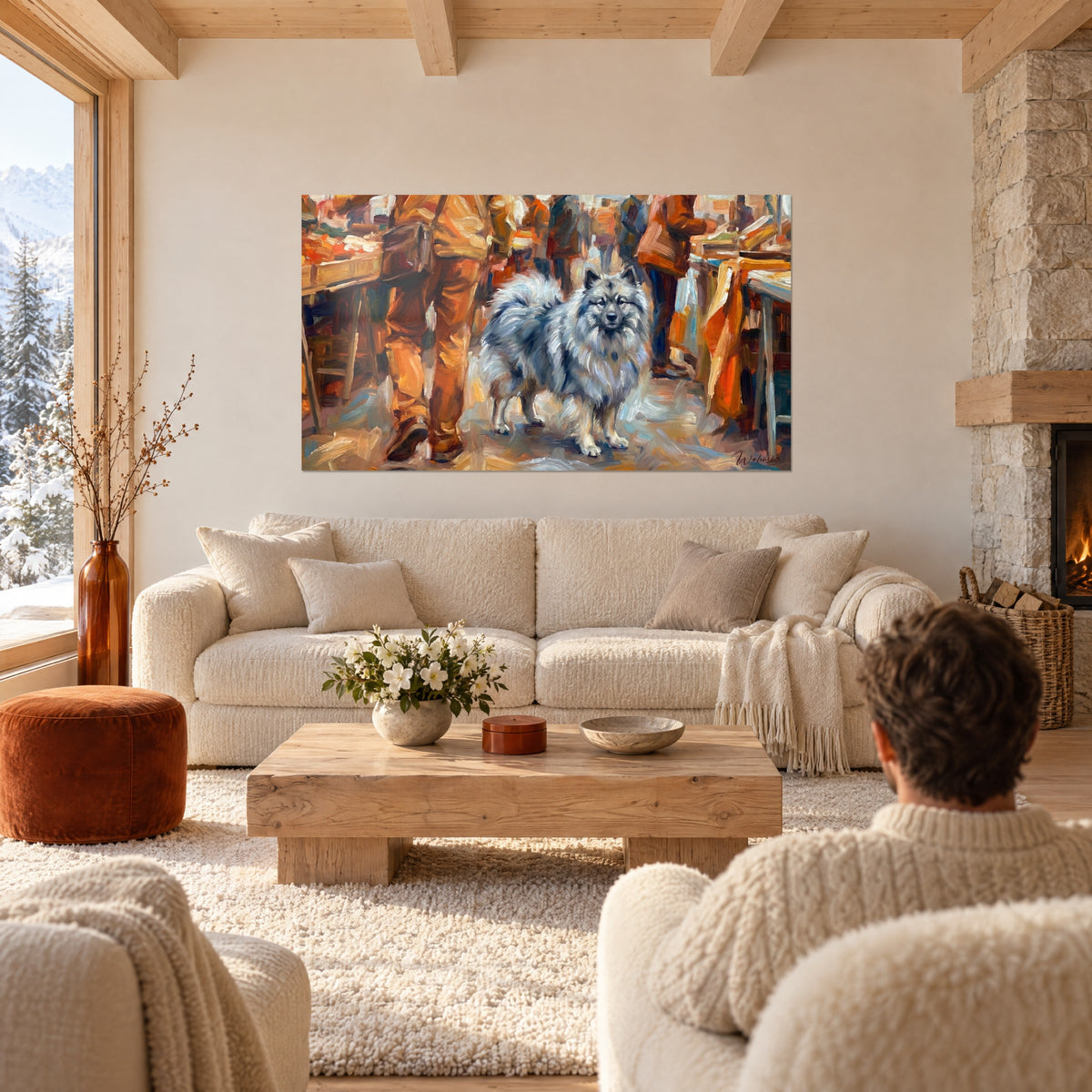 Quadro spitz dal pelo ispido grigio argento, zampe ocra e arancioni sullo sfondo, sopra un divano in un soggiorno luminoso