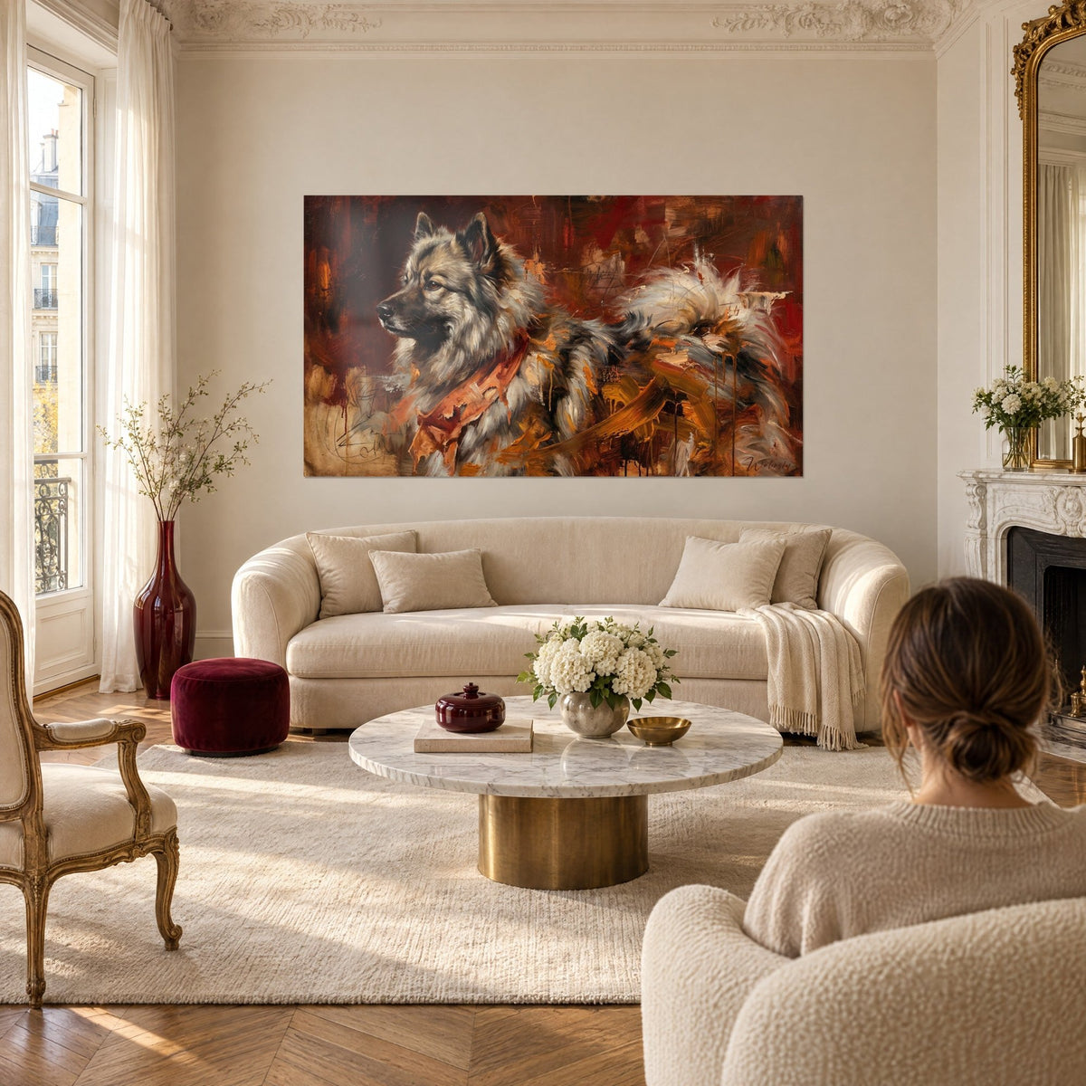 Tableau chien loup gris argenté à l'écharpe orange, fond rouge brique, une femme de dos, au-dessus d'un canapé dans un salon lumineux