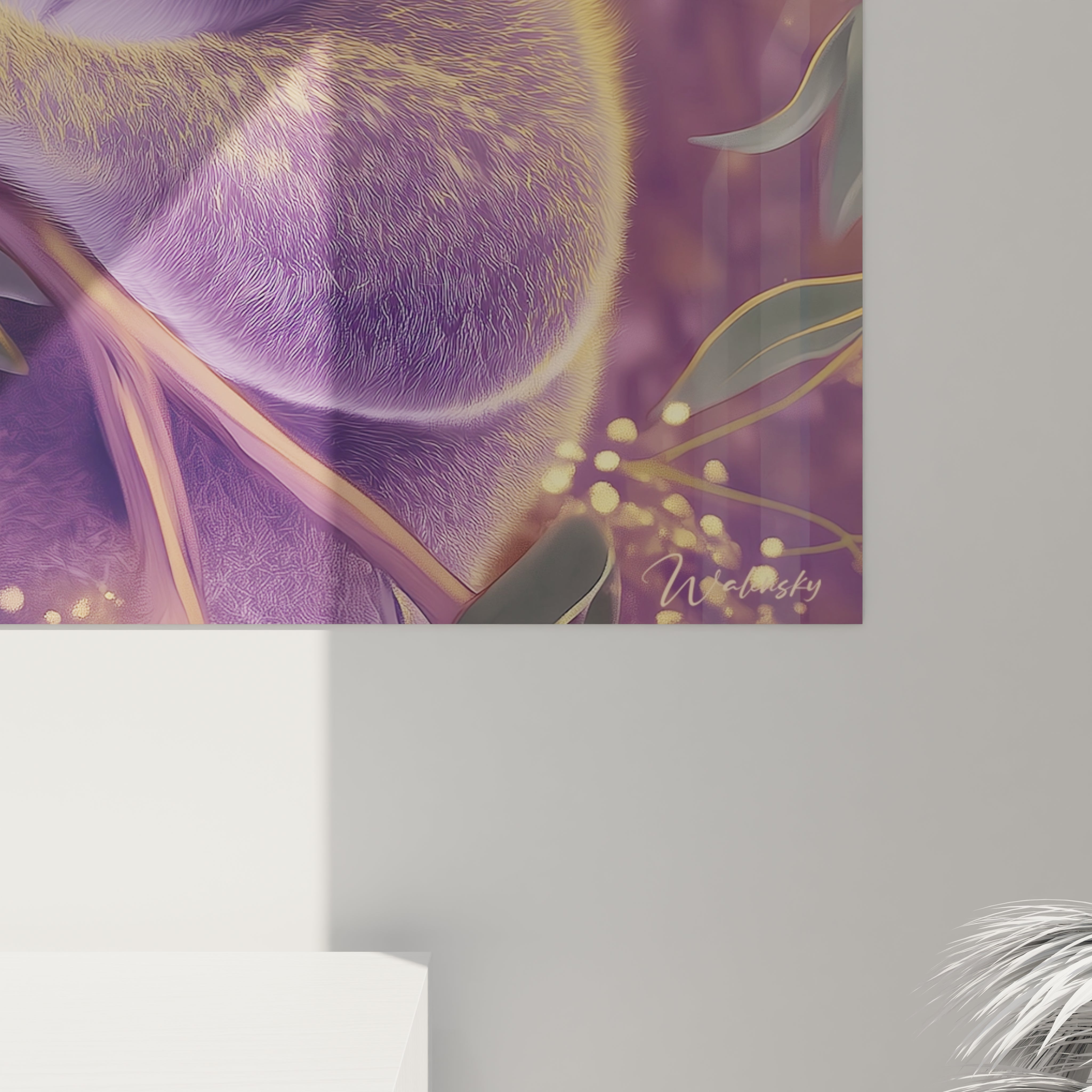 Tableau koala Walensky en tons violets accroché sur un mur clair près d'un canapé blanc
