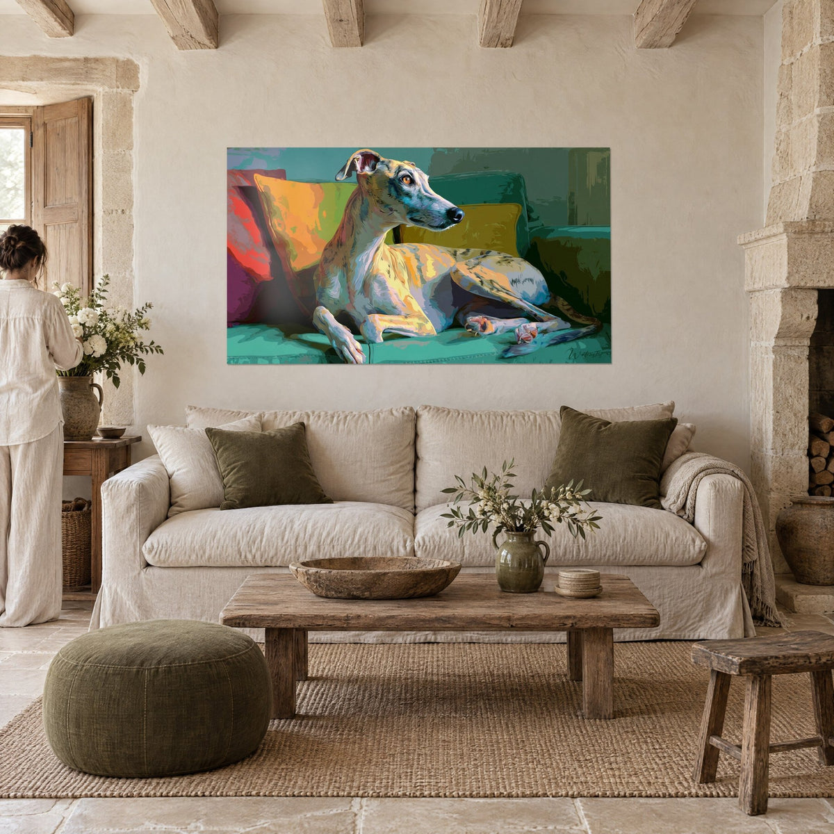 Tableau lévrier bringé étendu sur coussins orange et rouges, canapé turquoise, au-dessus d'un canapé dans un salon lumineux