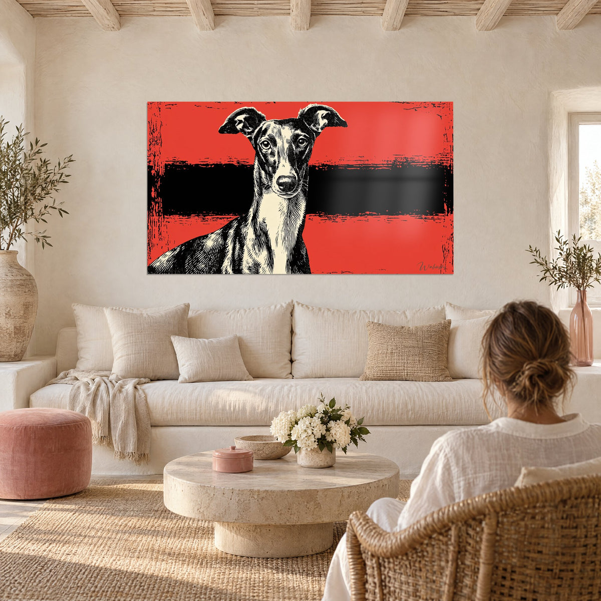 Tableau lévrier whippet au regard intense, fond rouge vermillon et bande noire, au-dessus d'un canapé dans un salon lumineux