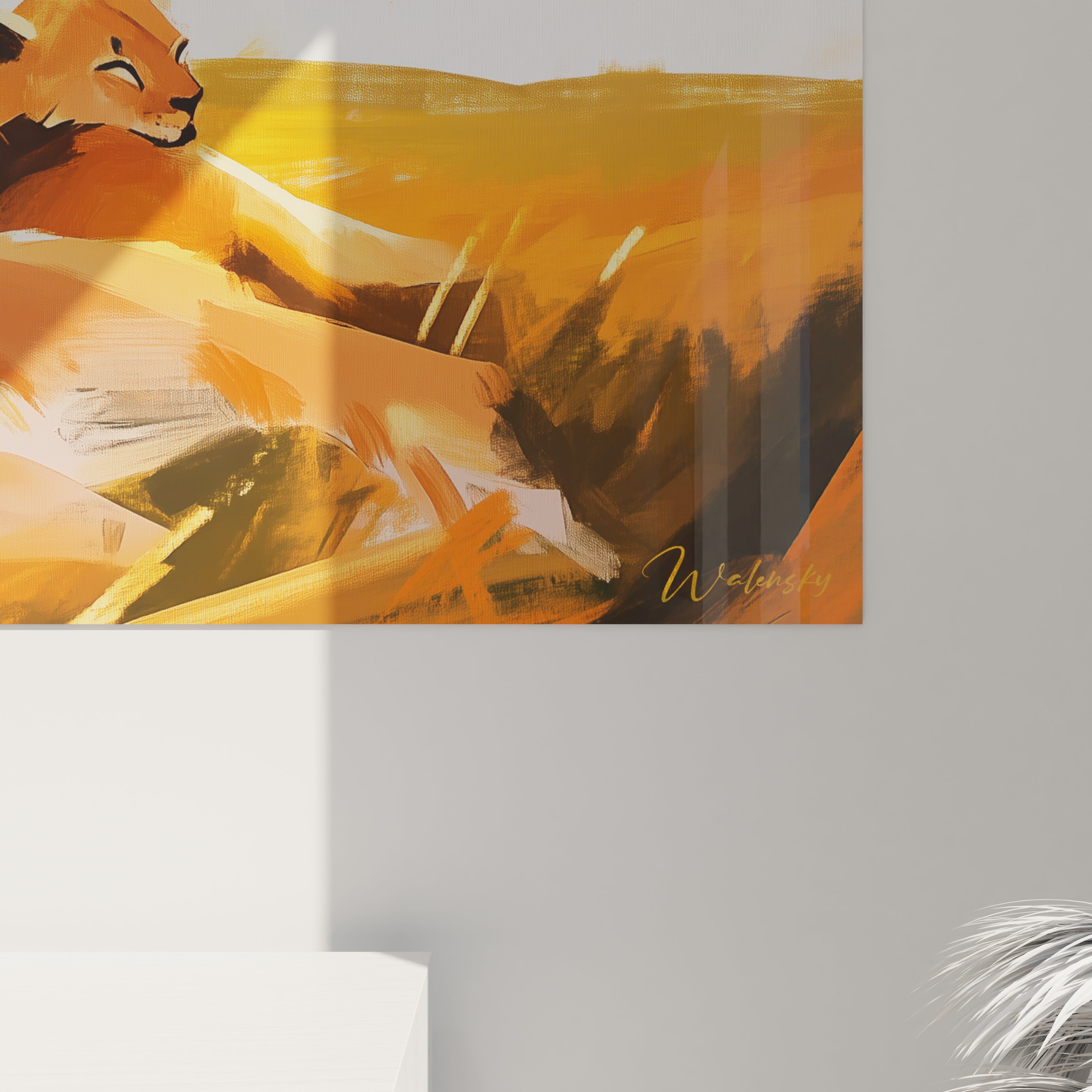 Tableau lion Walensky en tons orange et jaunes accroché sur un mur gris clair