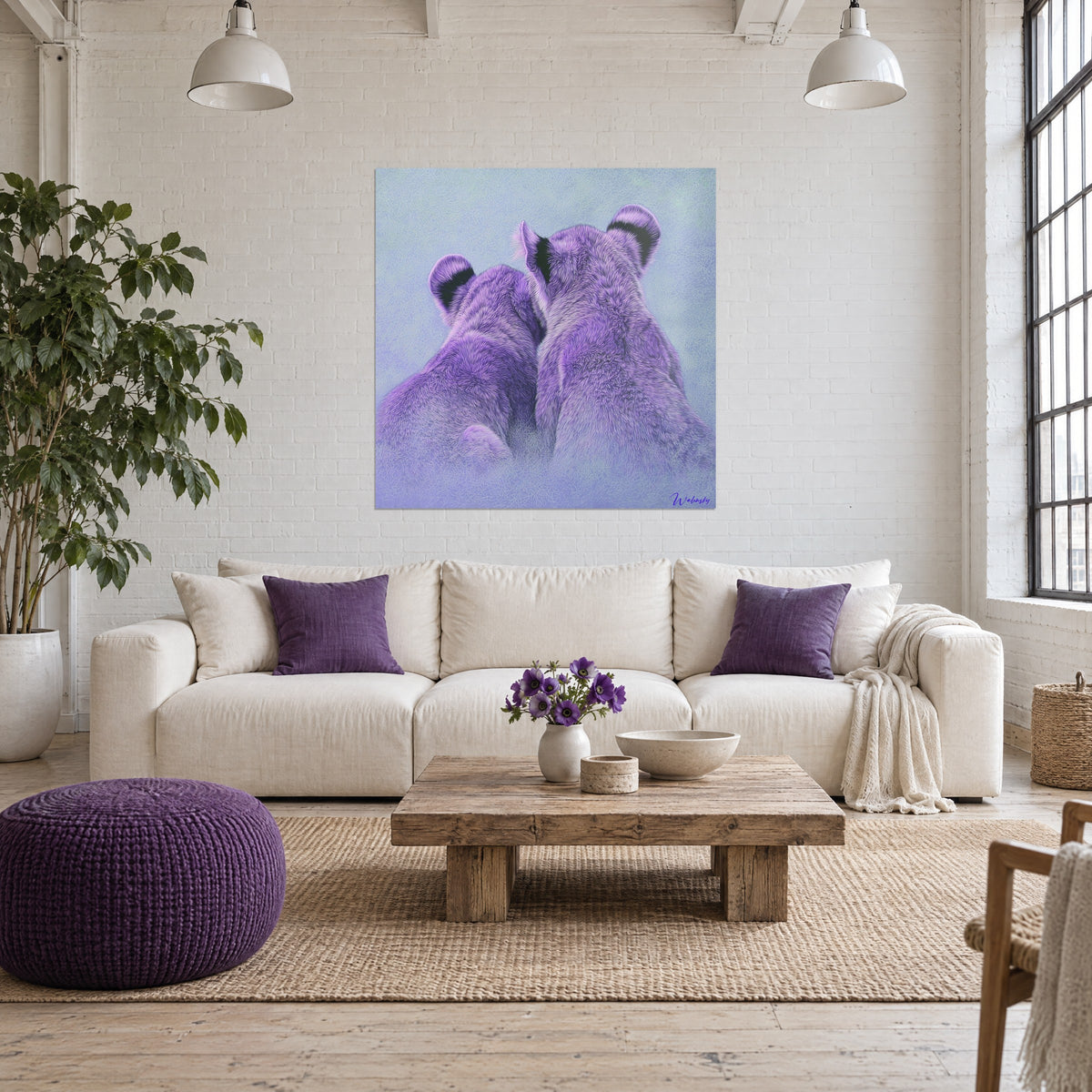 Cuadro dos cachorros de león morados muy juntos, pelaje lavanda con rayas negras, fondo gris azulado, encima de un sofá en un salón luminoso