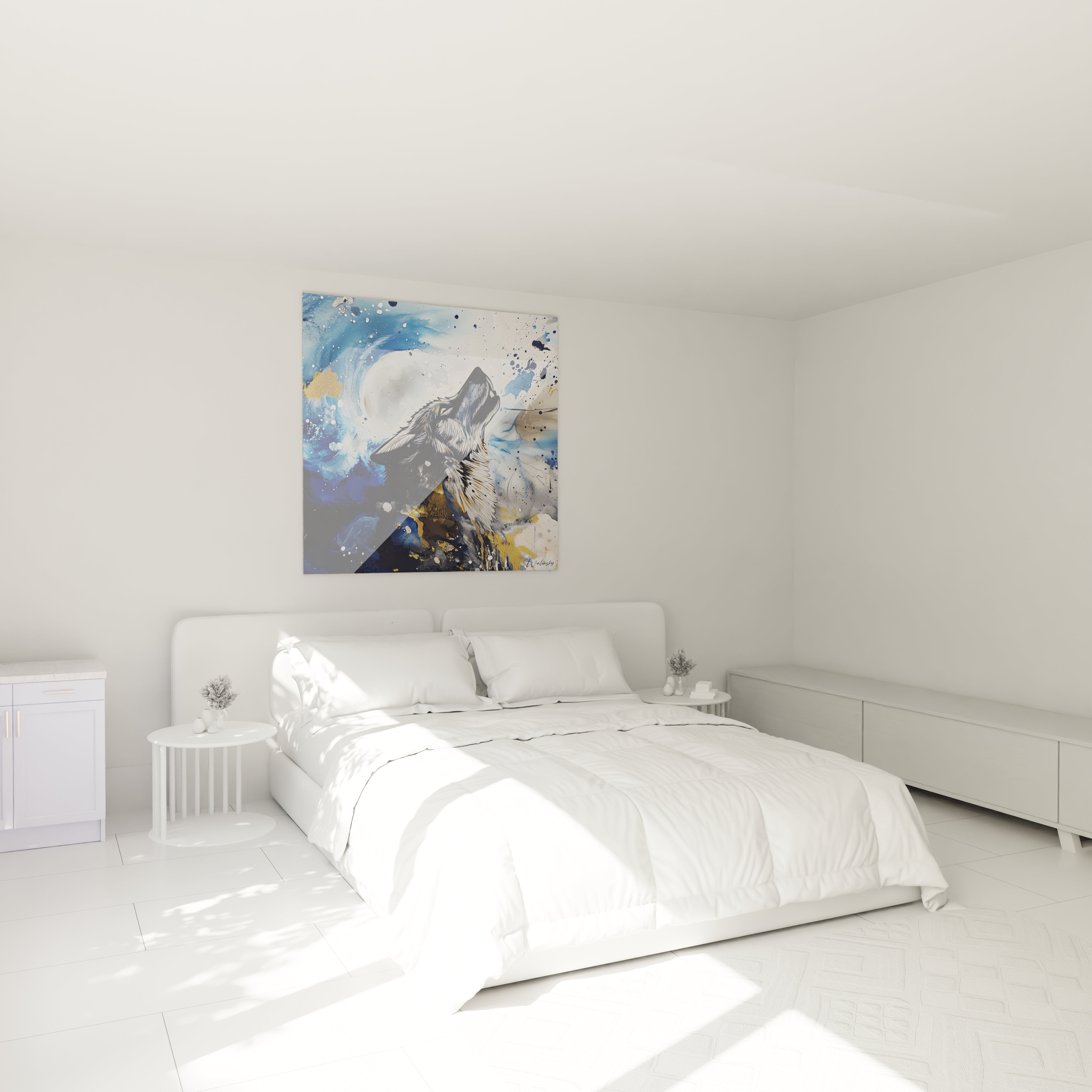 Tableau loup Walensky accroché au-dessus d'un lit moderne dans une chambre blanche lumineuse