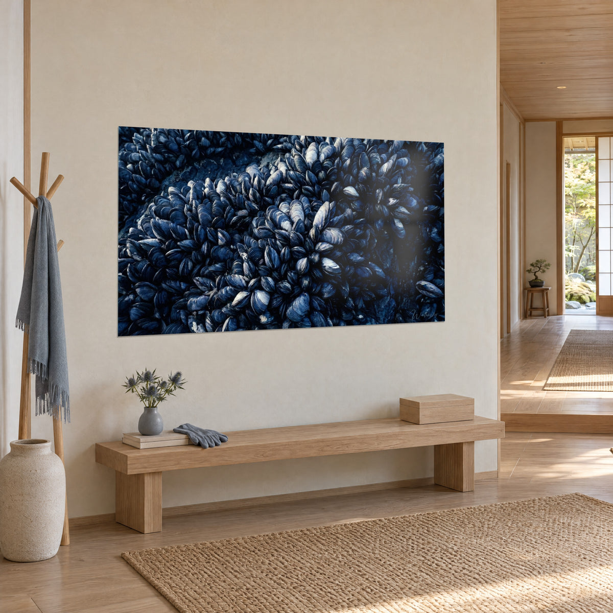 Schilderij trossen blauwzwarte schelpdieren dicht op elkaar gepakt, driekwart aanzicht tegen een crèmekleurige muur, houten bank