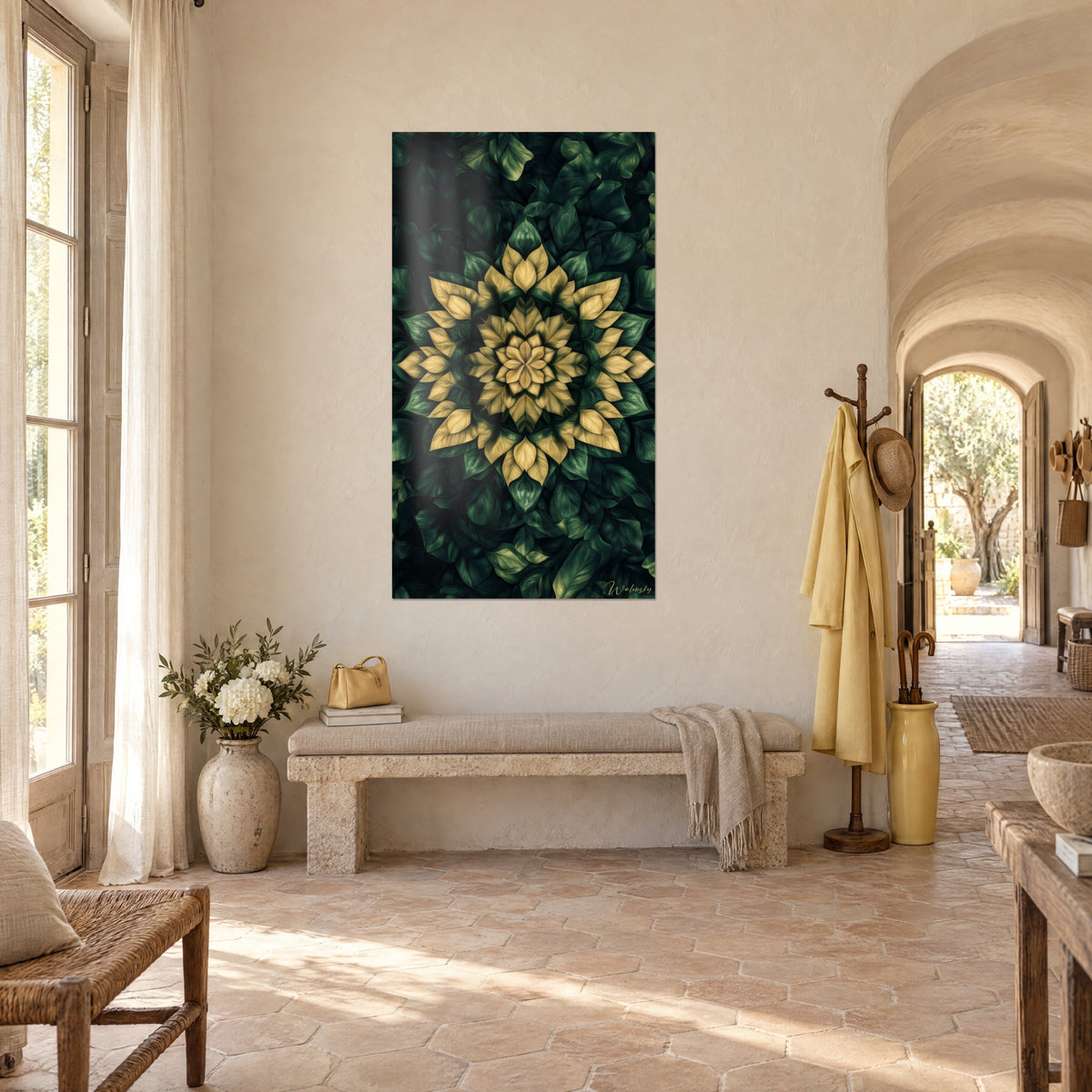 Cuadro roseta vegetal con pétalos amarillo paja sobre fondo verde abeto, pared de yeso beige, pasillo abovedado de un mas provenzal