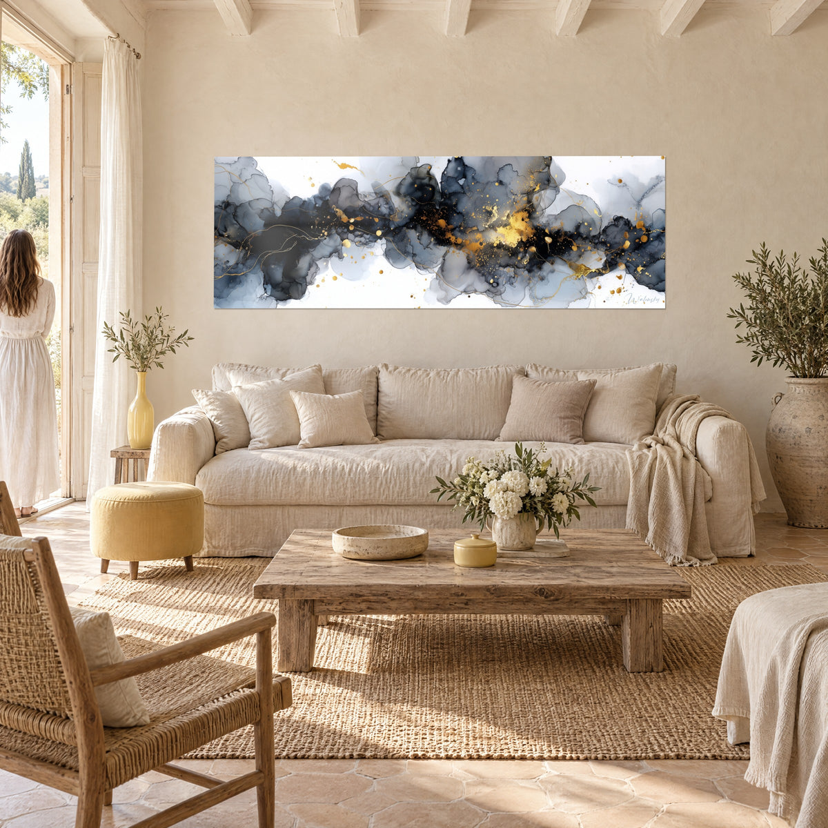 Quadro di nuvole di inchiostro nero e oro su fondo bianco, bagliori dorati e volute grigie, sopra un divano in un soggiorno luminoso