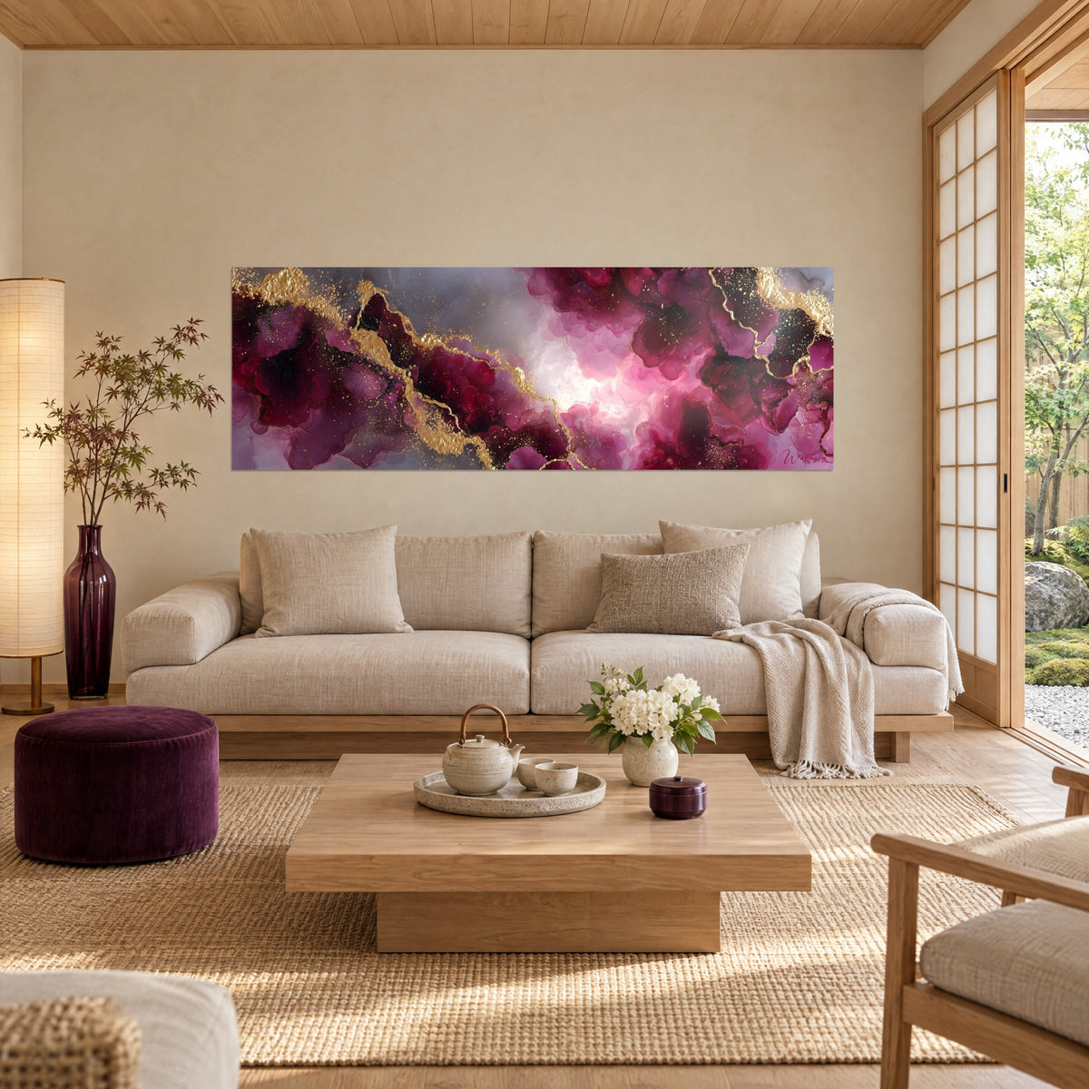 Schilderij met paarse en gouden wervelingen, gouden aderen op parelgrijze achtergrond, boven een bank in een lichte woonkamer