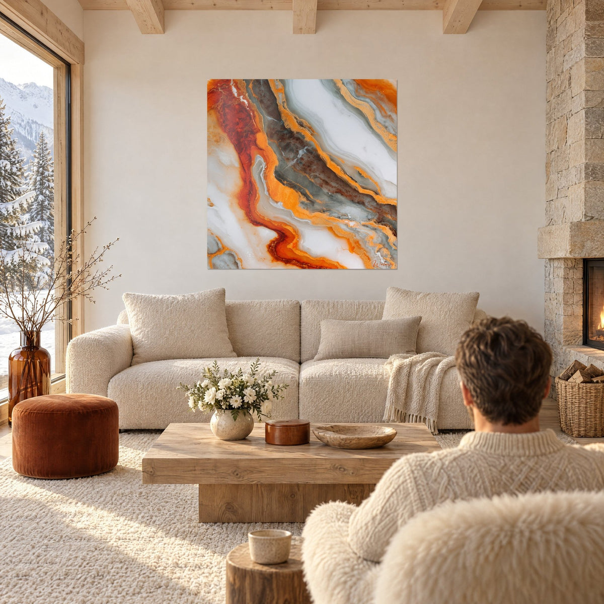 Tableau marbre fluide aux veines orange vif et gris fumé sur fond blanc nacré, au-dessus d'un canapé dans un salon lumineux