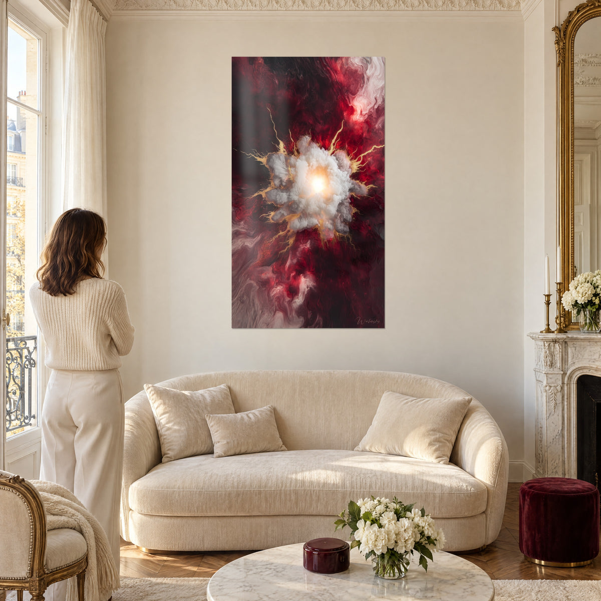Quadro nuvola bianca incandescente con venature dorate su fondo bordeaux, donna di spalle, sopra un divano in un soggiorno luminoso