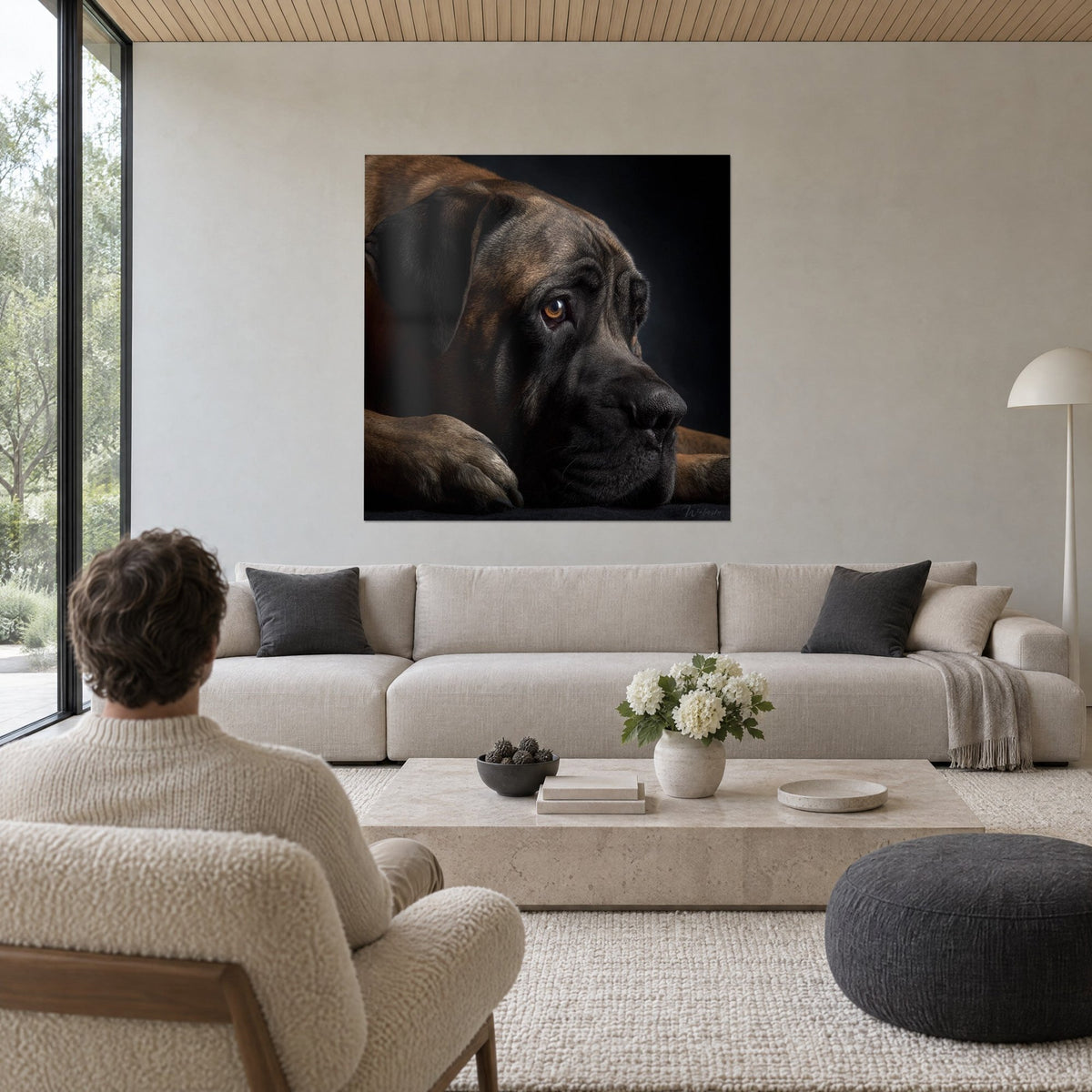 Schilderij mastiff met vosbruine vacht en zwarte snuit, amberkleurig oog op donkere achtergrond, boven een bank in een lichte woonkamer