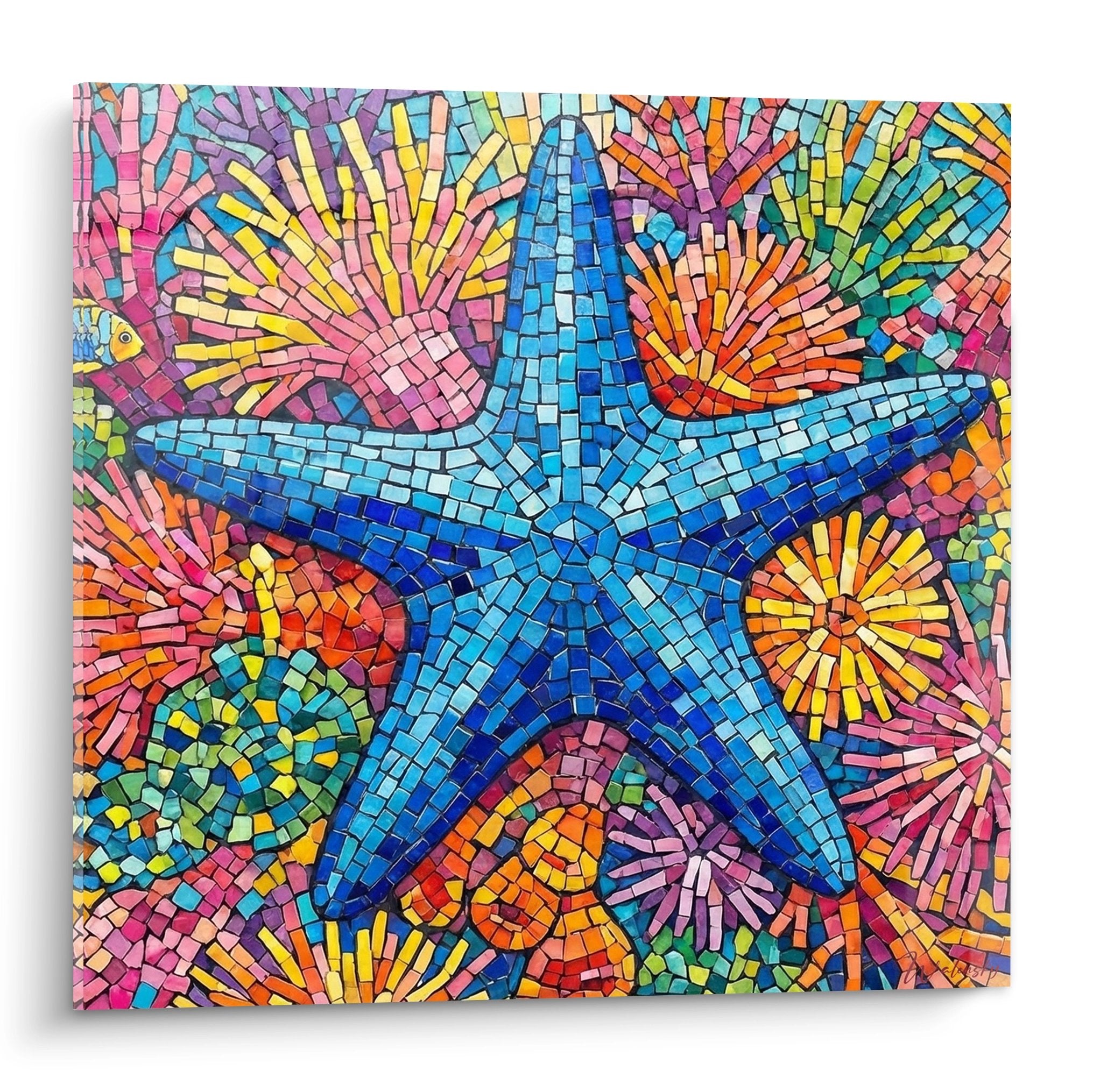 Buntes Mosaik blauer Seestern in der Mitte mit strahlenden Mustern in Rosa, Gelb, Grün und Orange auf mehrfarbigem Hintergrund