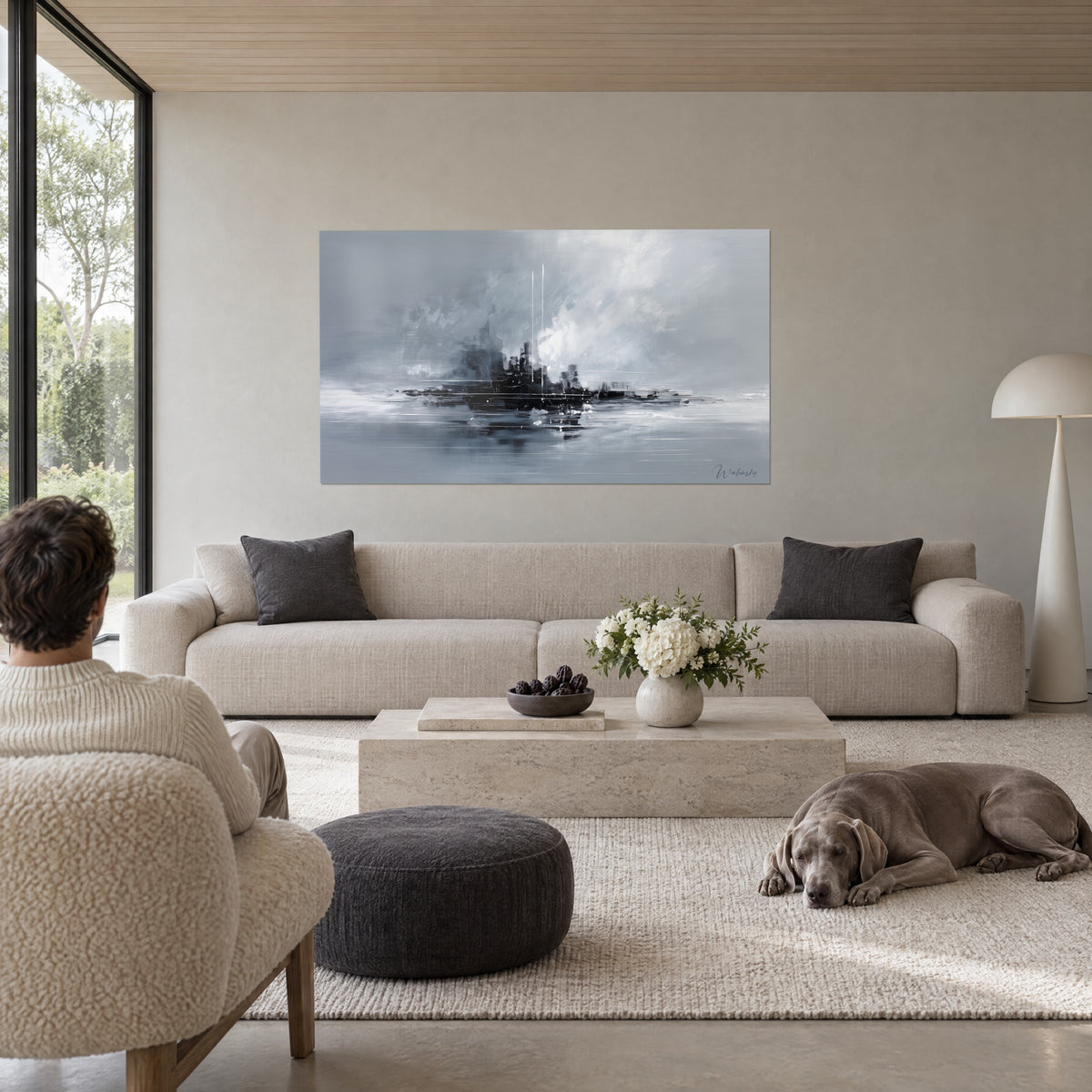 Quadro nave da guerra nera che emerge da una nebbia grigia, riflessi bianchi sull'acqua, uomo di spalle, sopra un divano in un soggiorno luminoso
