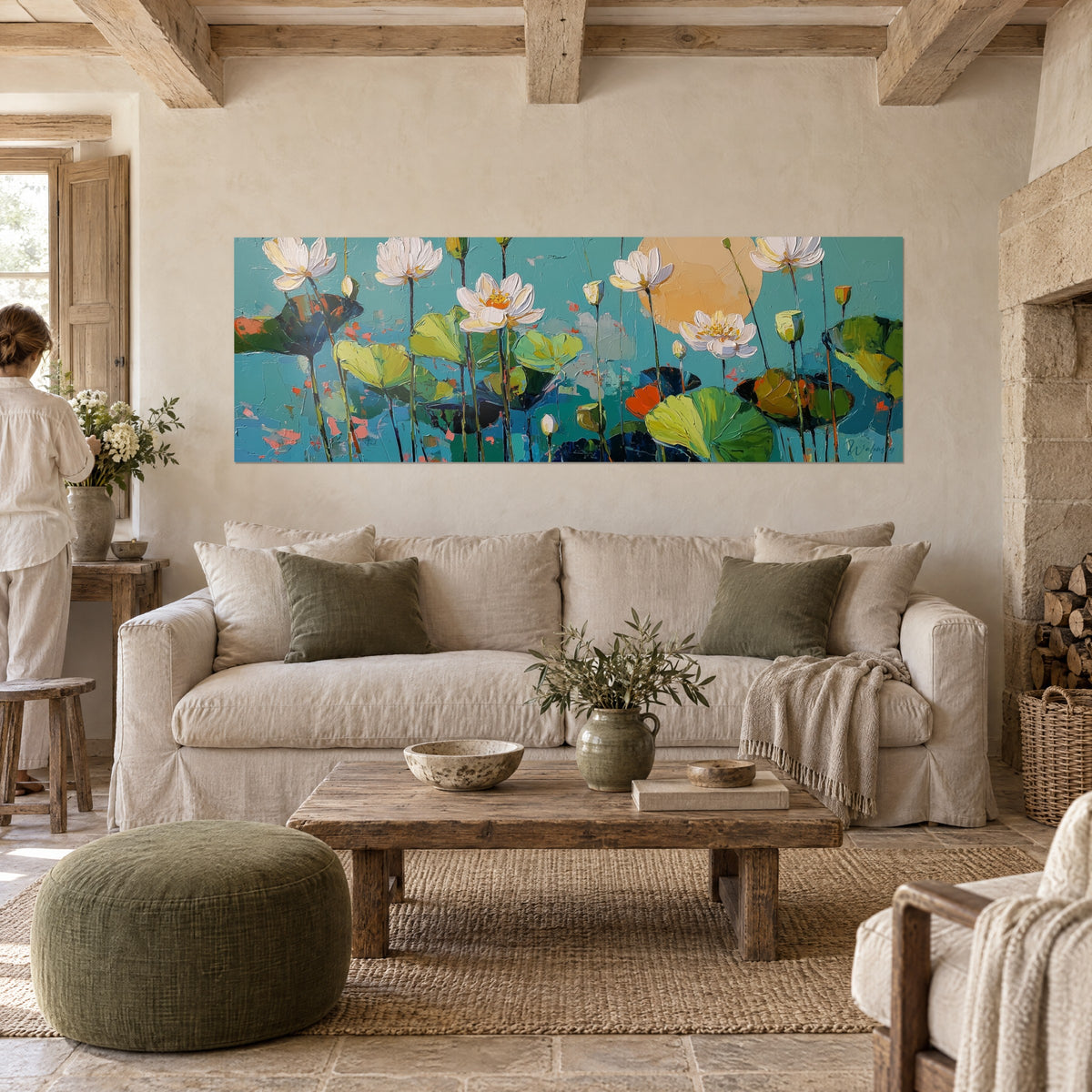 Schilderij witte lotusbloemen met oranje harten op turkoois achtergrond, groene bladeren en okerkleurige zon, boven een bank in een lichte woonkamer