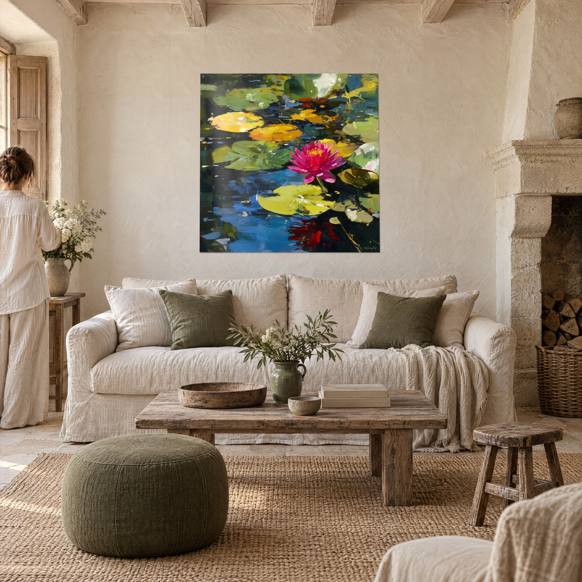 Gemälde Seerose in leuchtendem Rosa auf blau-goldenem Teich, zwei Personen von hinten, über einem Sofa in einem hellen Wohnzimmer
