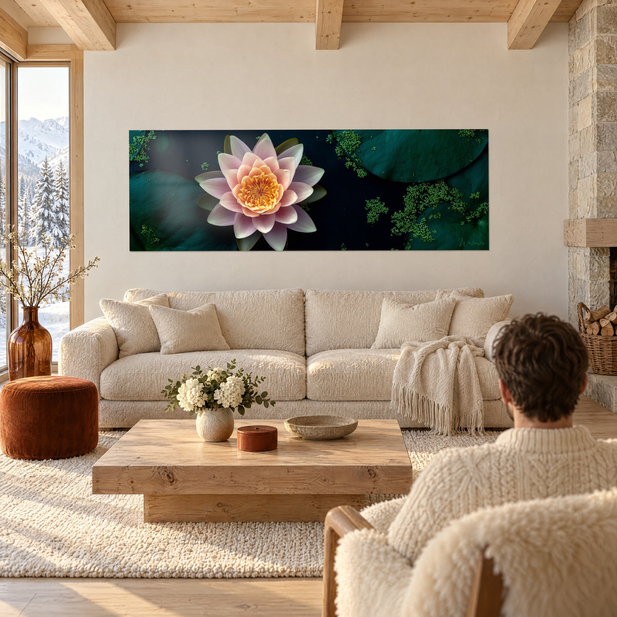 Quadro di loto rosa pallido con cuore arancio su acqua scura, foglie verde profondo, coppia di spalle sopra un divano in un soggiorno luminoso