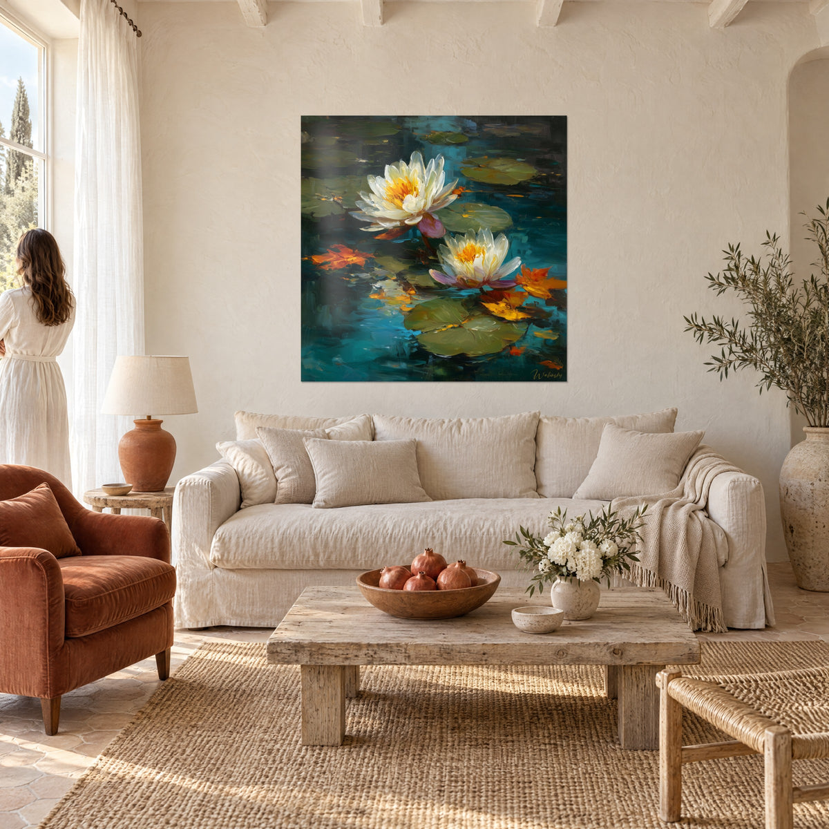 Quadro ninfea color crema con cuore giallo zafferano su acqua turchese, una donna di spalle, sopra un divano in un soggiorno luminoso