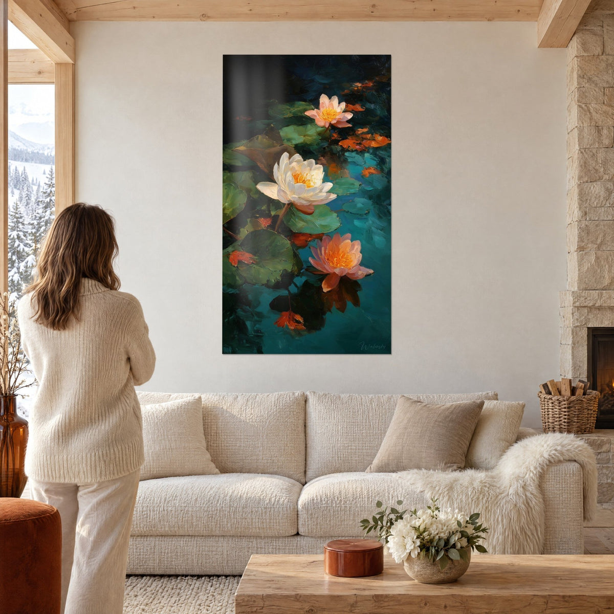 Quadro di ninfee rosa e bianche che galleggiano su acqua turchese, foglie verdi, donna di spalle sopra un divano in un soggiorno luminoso