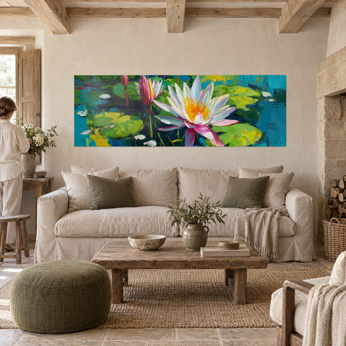 Quadro ninfea bianca dal cuore giallo, foglie verdi e acqua turchese, una donna di spalle, sopra un divano in un soggiorno luminoso