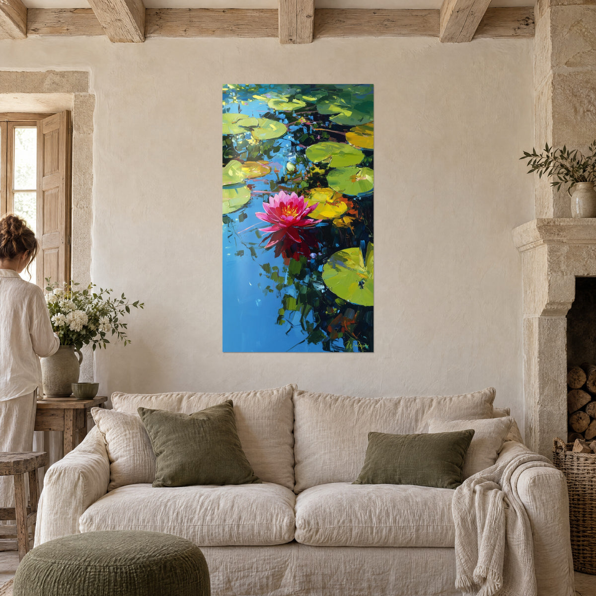 Quadro ninfea rosa acceso che galleggia su acqua blu, foglie verde mela, sopra un divano in un soggiorno luminoso