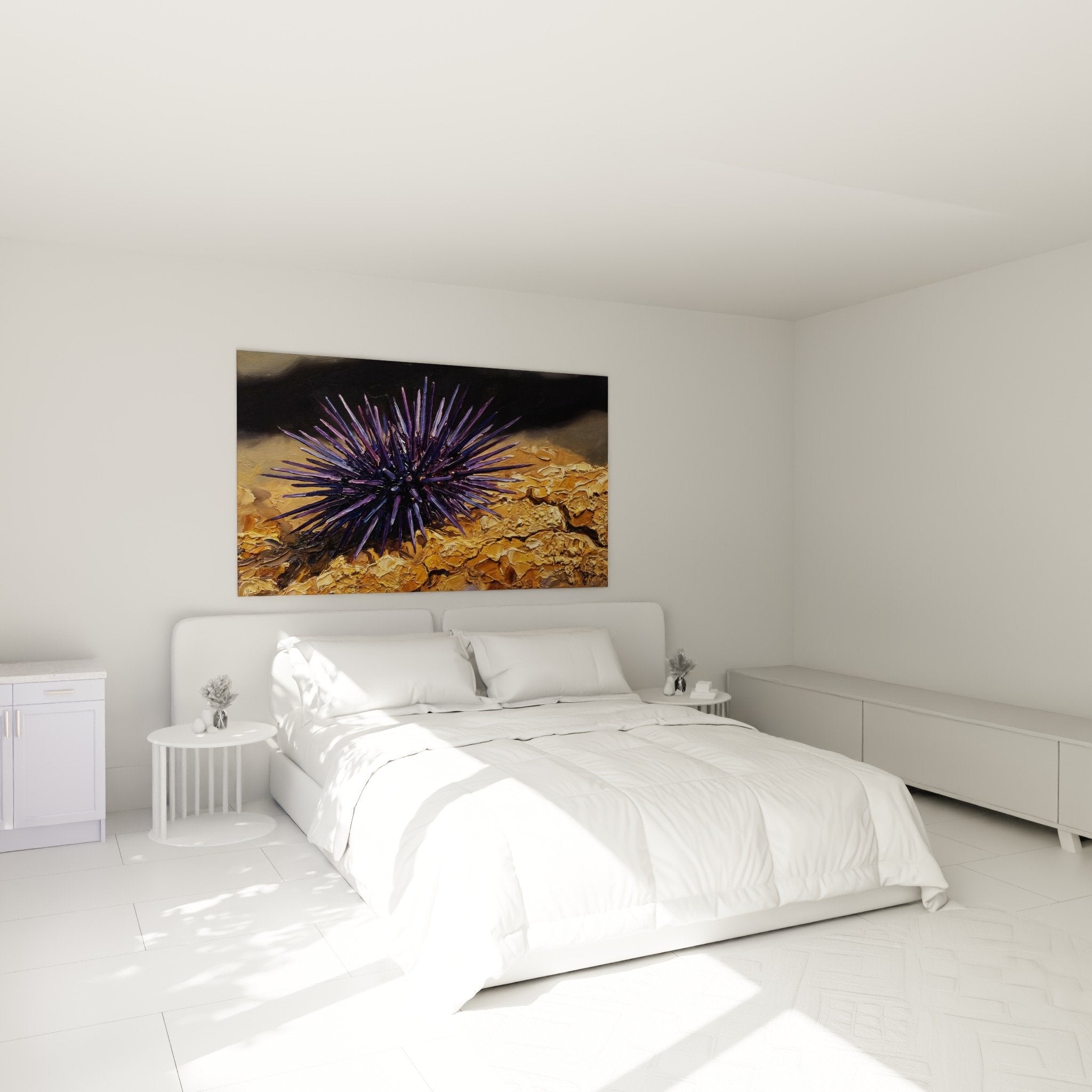 Violettes Seeigel-Wandbild im modernen Schlafzimmer, marine Wanddekoration in violetten und goldenen Tönen