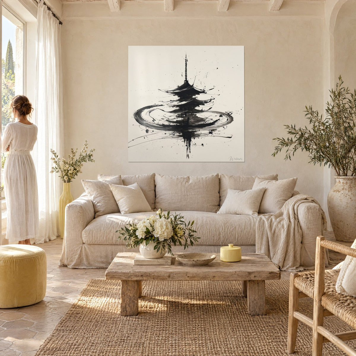 Schilderij van een vijfdaagse pagode getekend in zwarte inkt op beige achtergrond, spiraal van spatten, boven een bank in een lichte woonkamer