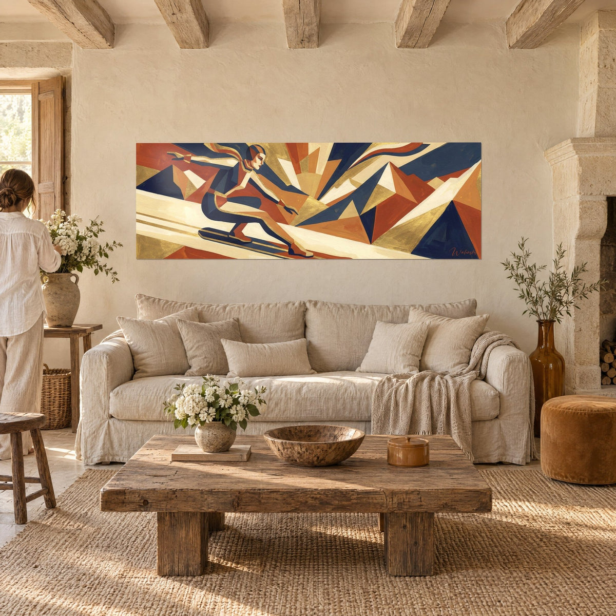 Tableau snowboardeur stylisé en géométrie Art Déco, rouille et bleu nuit, rayons dorés, deux personnes de dos au-dessus d'un canapé dans un salon lumineux