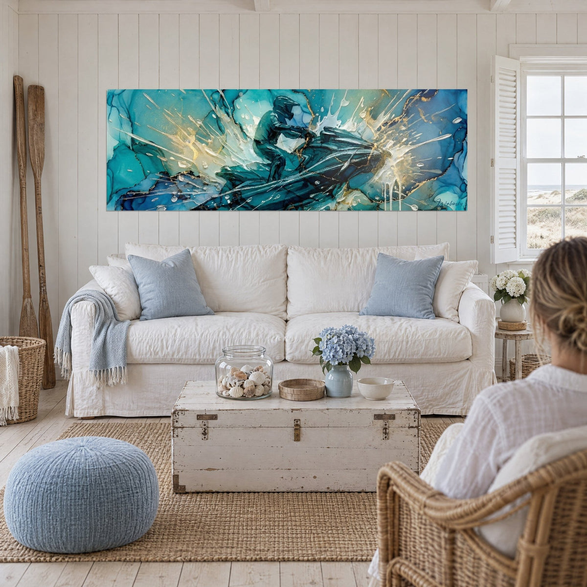 Tableau jet-ski lancé dans l'écume turquoise et dorée, pilote casqué vert sombre, au-dessus d'un canapé dans un salon lumineux
