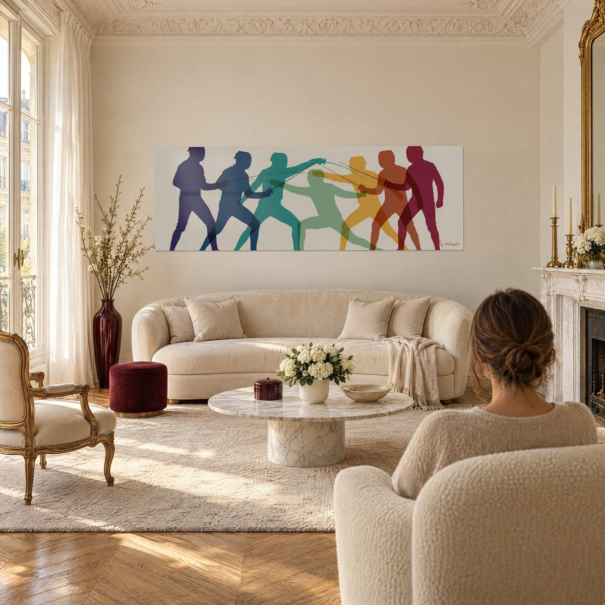 Tableau escrimeurs en silhouettes violette, bleue et jaune croisant le fer, au-dessus d'un canapé dans un salon lumineux