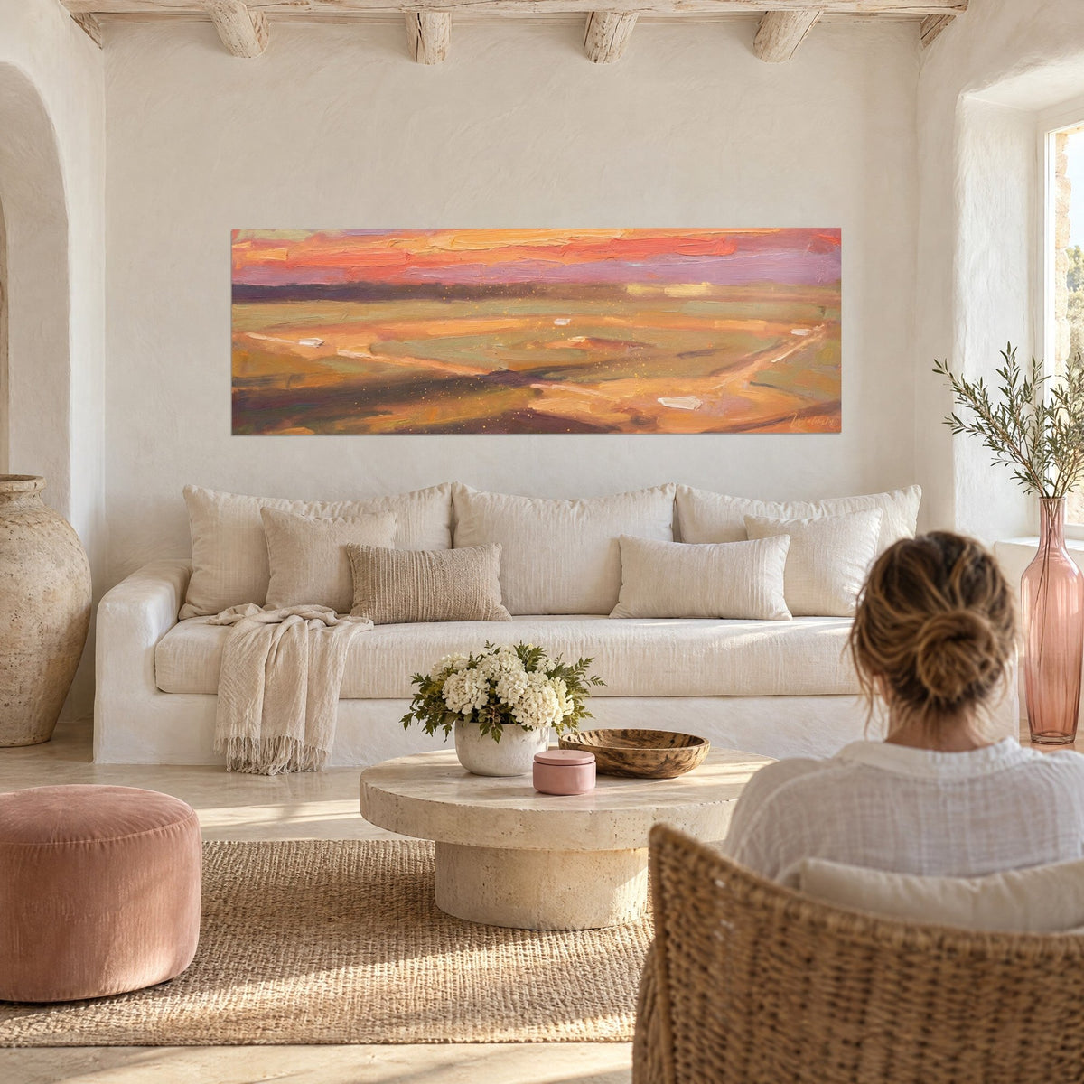 Schilderij panoramische vlakte bij schemering, koraal- en lila hemel, okerkleurige en groene voren, boven een bank in een lichte woonkamer